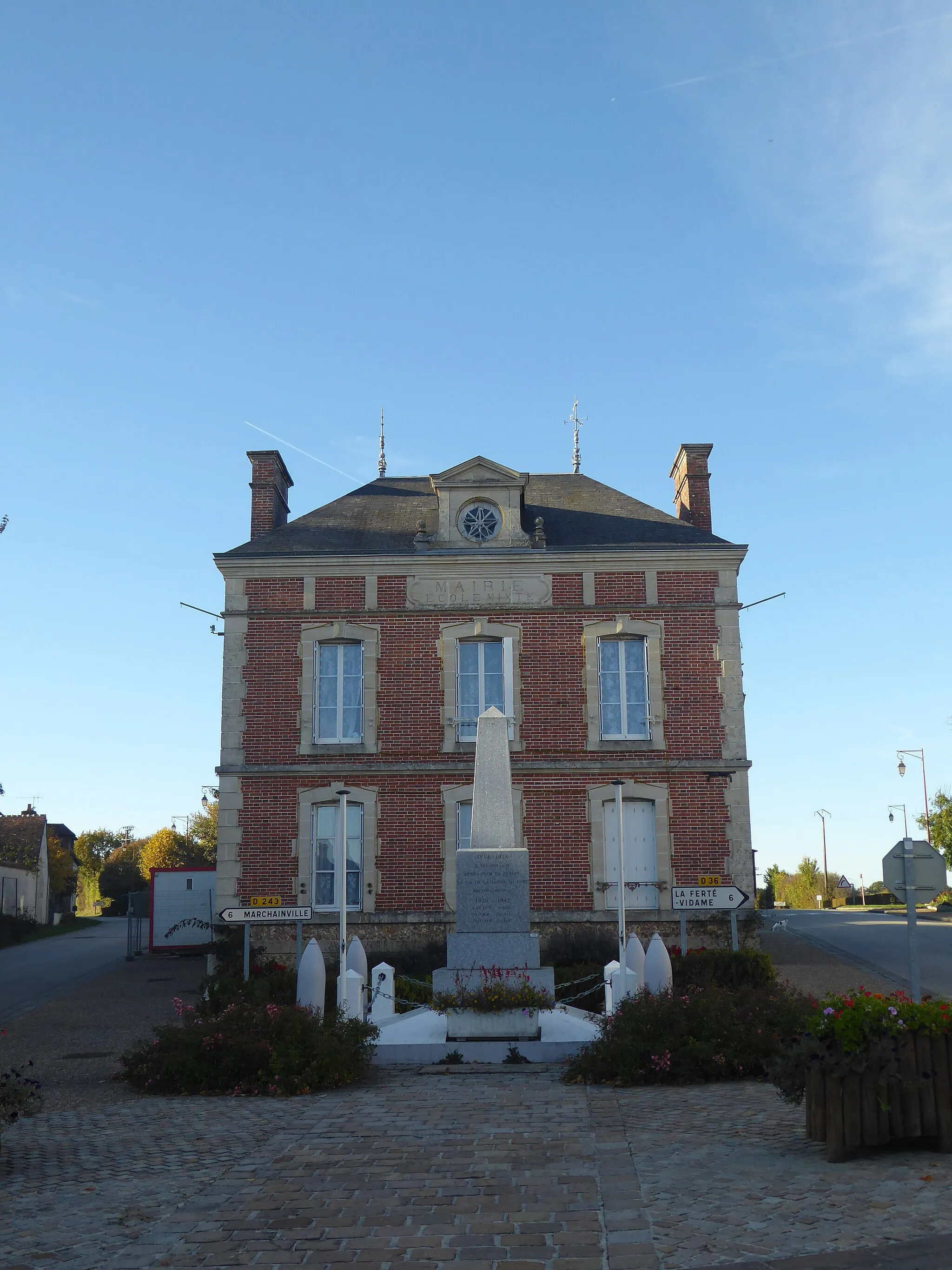 Photo showing: Mairie et monument aux morts de la Lande-sur-Eure, en Eure-et-Loir.