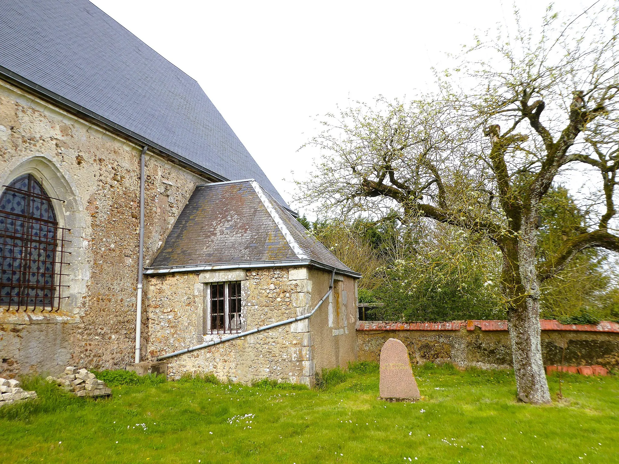 Photo showing: Stèle "En souvenir de nos ancêtres", ancien cimetière de Sandarville, Eure-et-Loir, France.