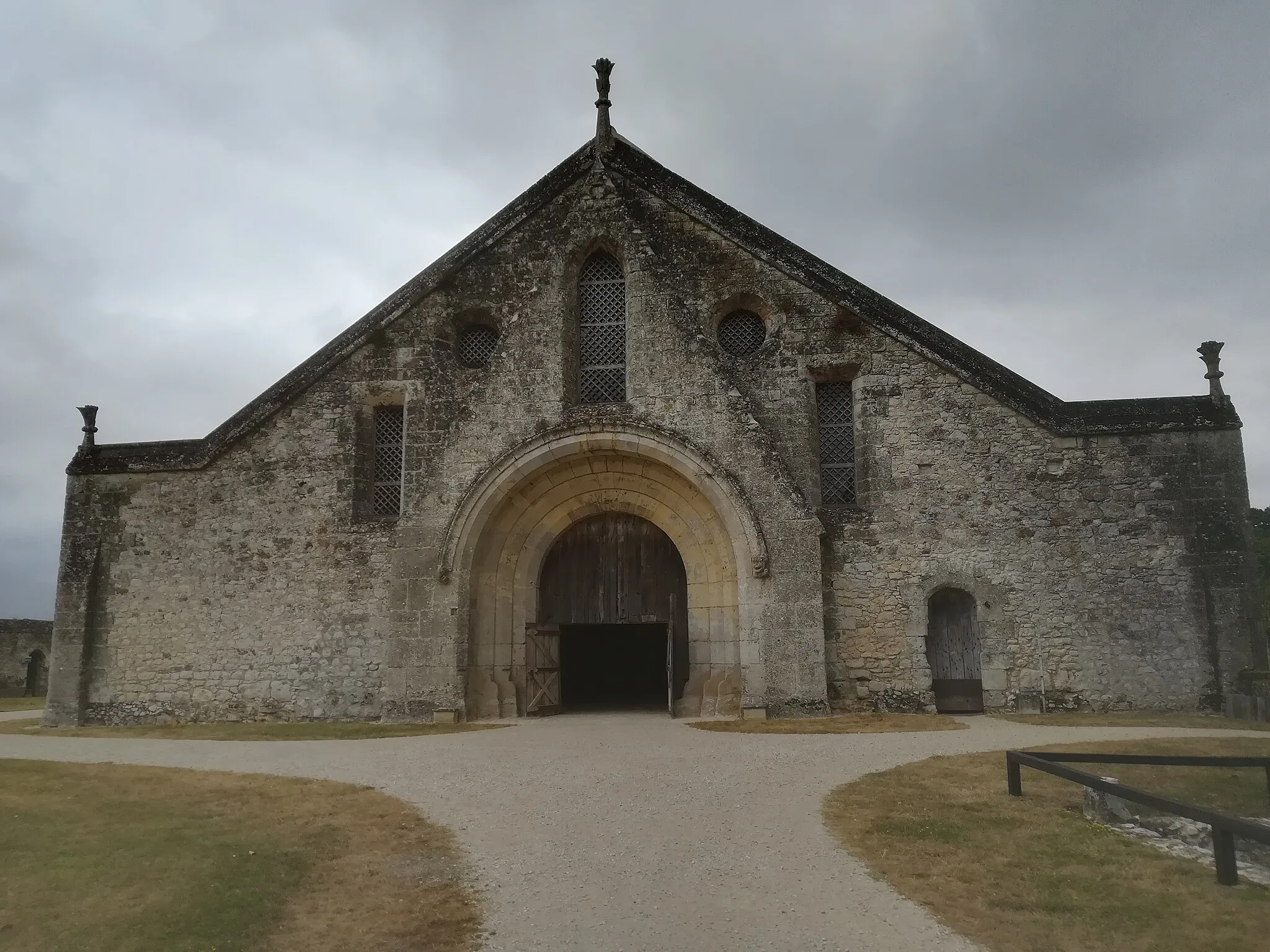 Photo showing: Façade de la Grange de Meslay, spécimen de l'architecture civile du XIIIe siècle, longue de 60m, large de 25m, haute de 17m.