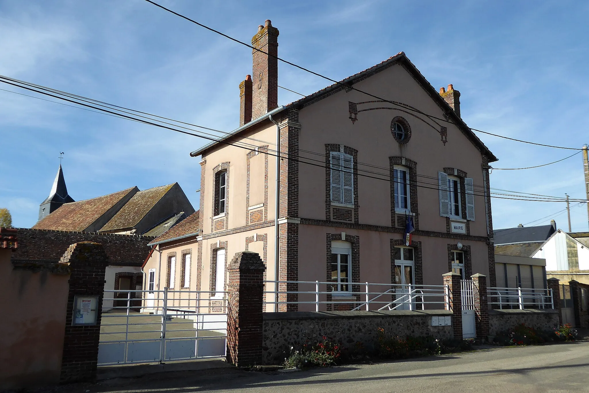 Photo showing: mairie et église Saint-Gilles, Charonville, Eure-et-Loir, France.