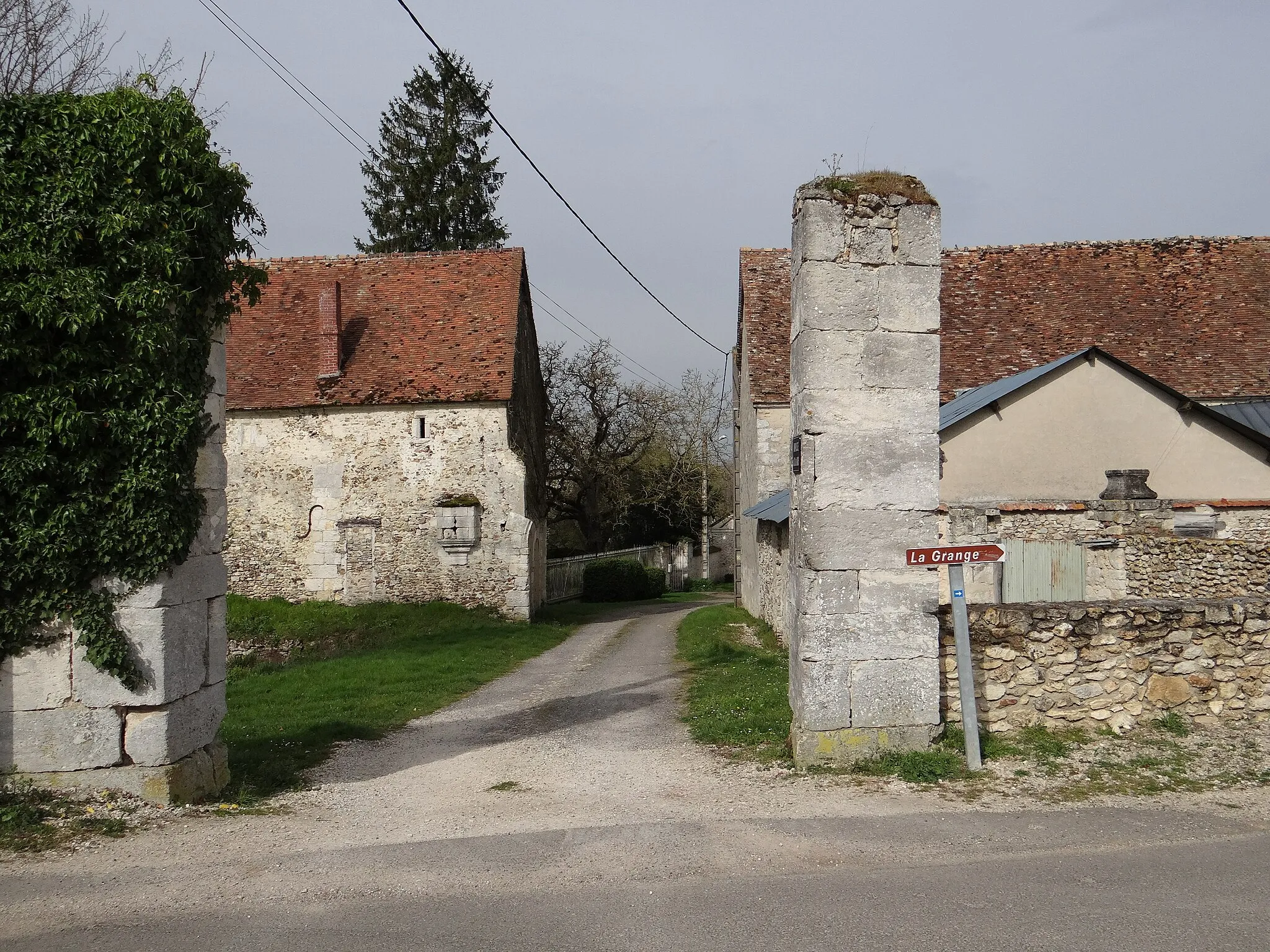 Photo showing: Entrance of the old castle, Levainville, Eure-et-Loir, France.