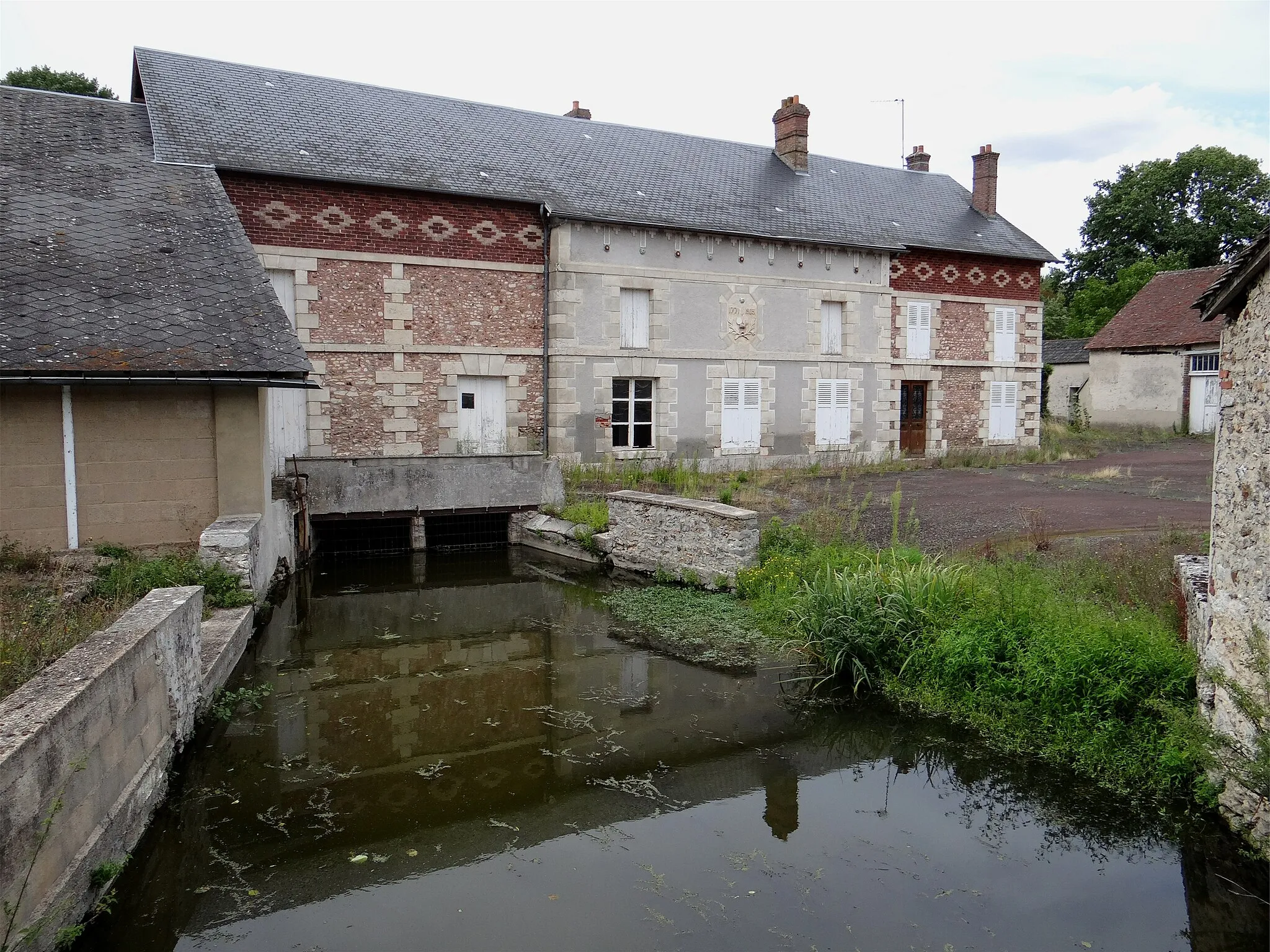 Photo showing: Ancien moulin à eau à Moulin-de-Ville, Levainville, Eure-et-Loir, France.