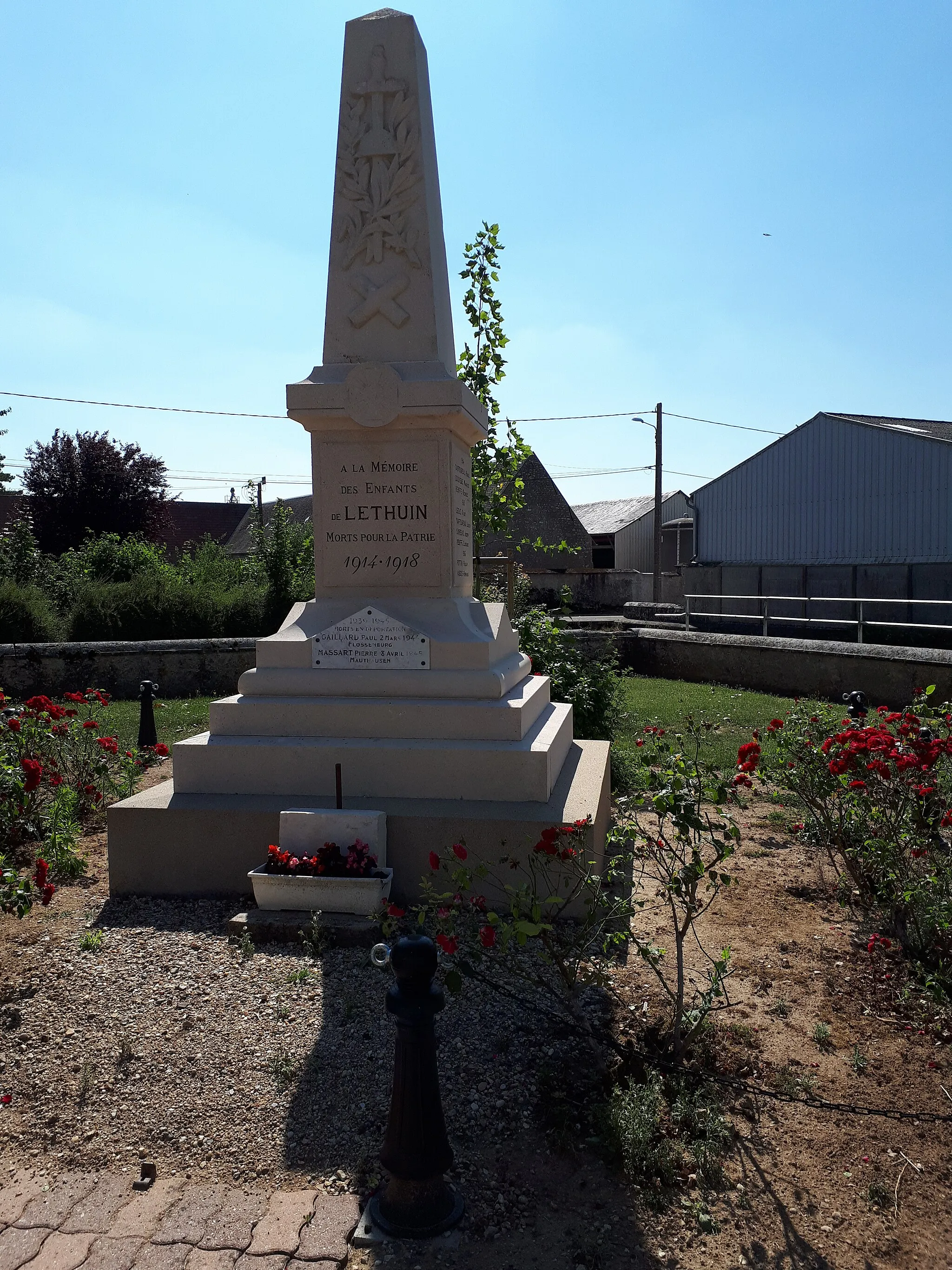 Photo showing: Monuments aux morts à Léthuin.