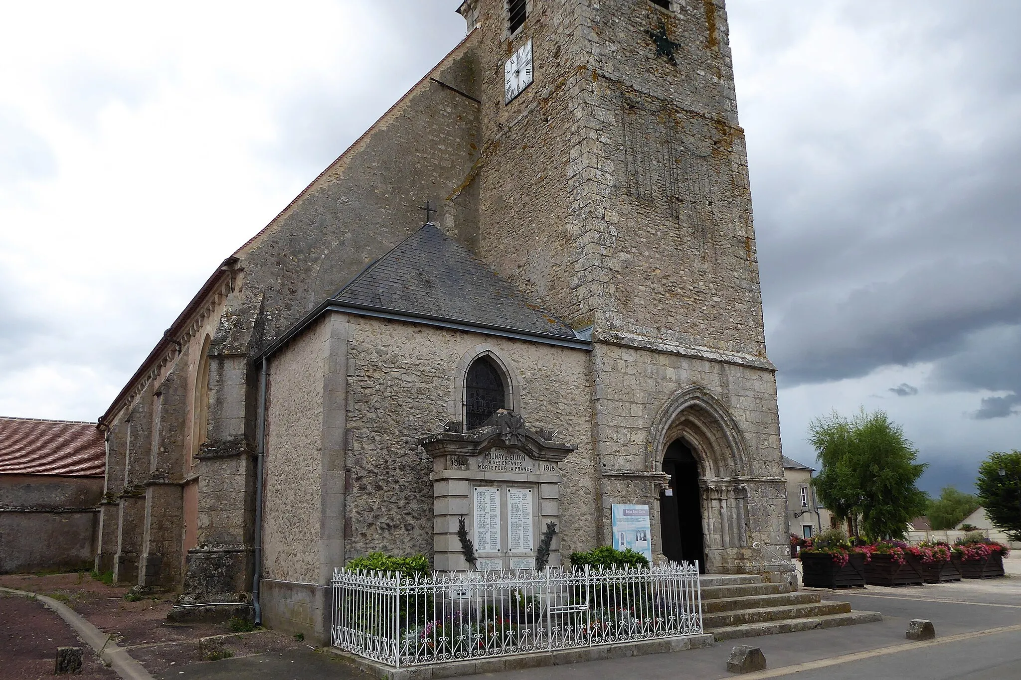 Photo showing: monument aux morts et portail de l'église Saint-Denis, Prunay-le-Gillon, Eure-et-Loir, France.