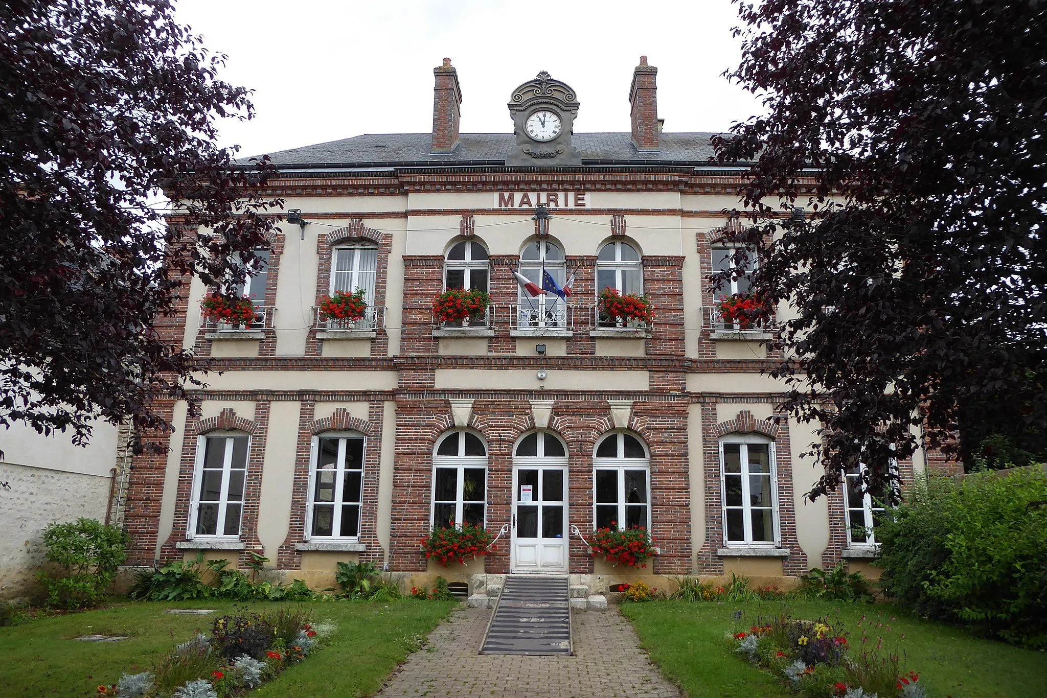 Photo showing: mairie, Prunay-le-Gillon, Eure-et-Loir (France).