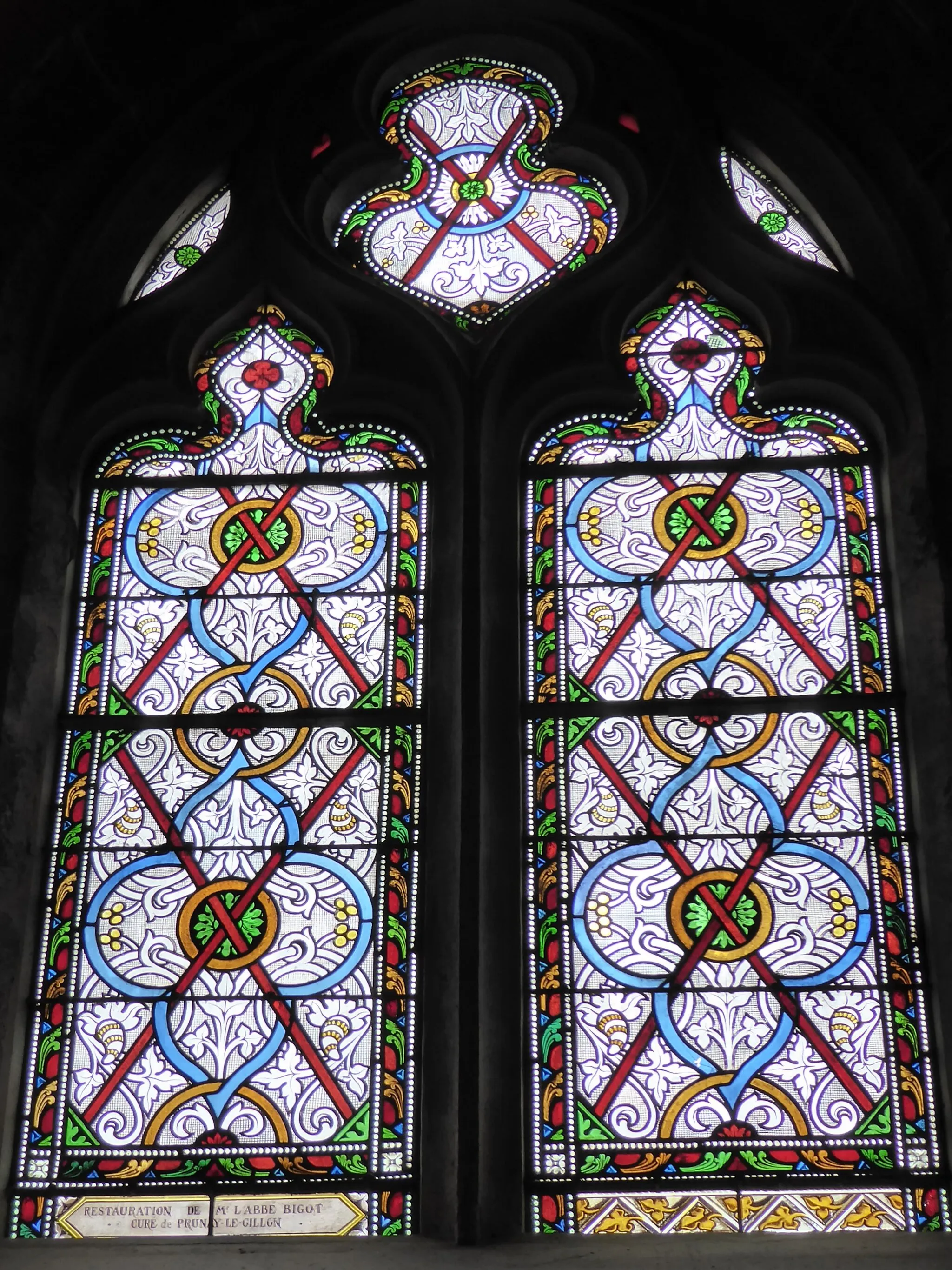 Photo showing: Vitrail "Restauration de l'abbé Bigot", église Saint-Denis de Prunay-le-Gillon, Eure-et-Loir, France.