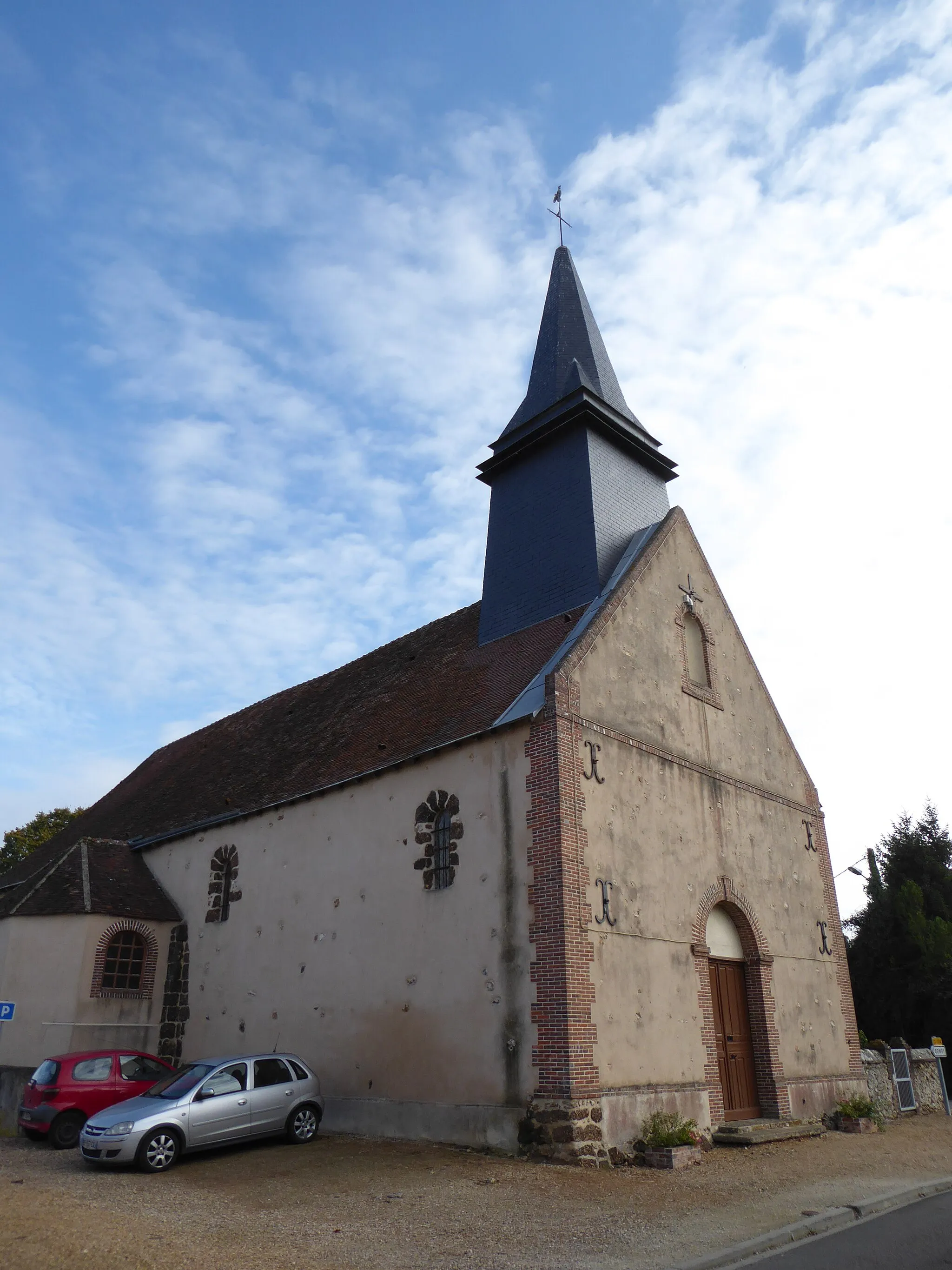 Photo showing: parking au nord-ouest de l'église Saint-Denis, Serazereux, Eure-et-Loir, France.