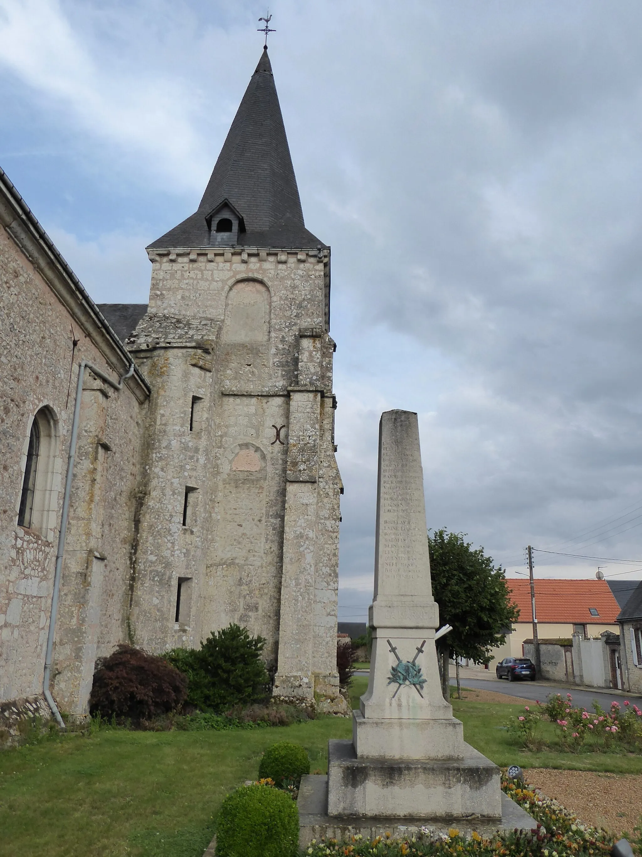 Photo showing: monument aux morts et église Saint-Barthélémy, Theuville, Eure-et-Loir (France).