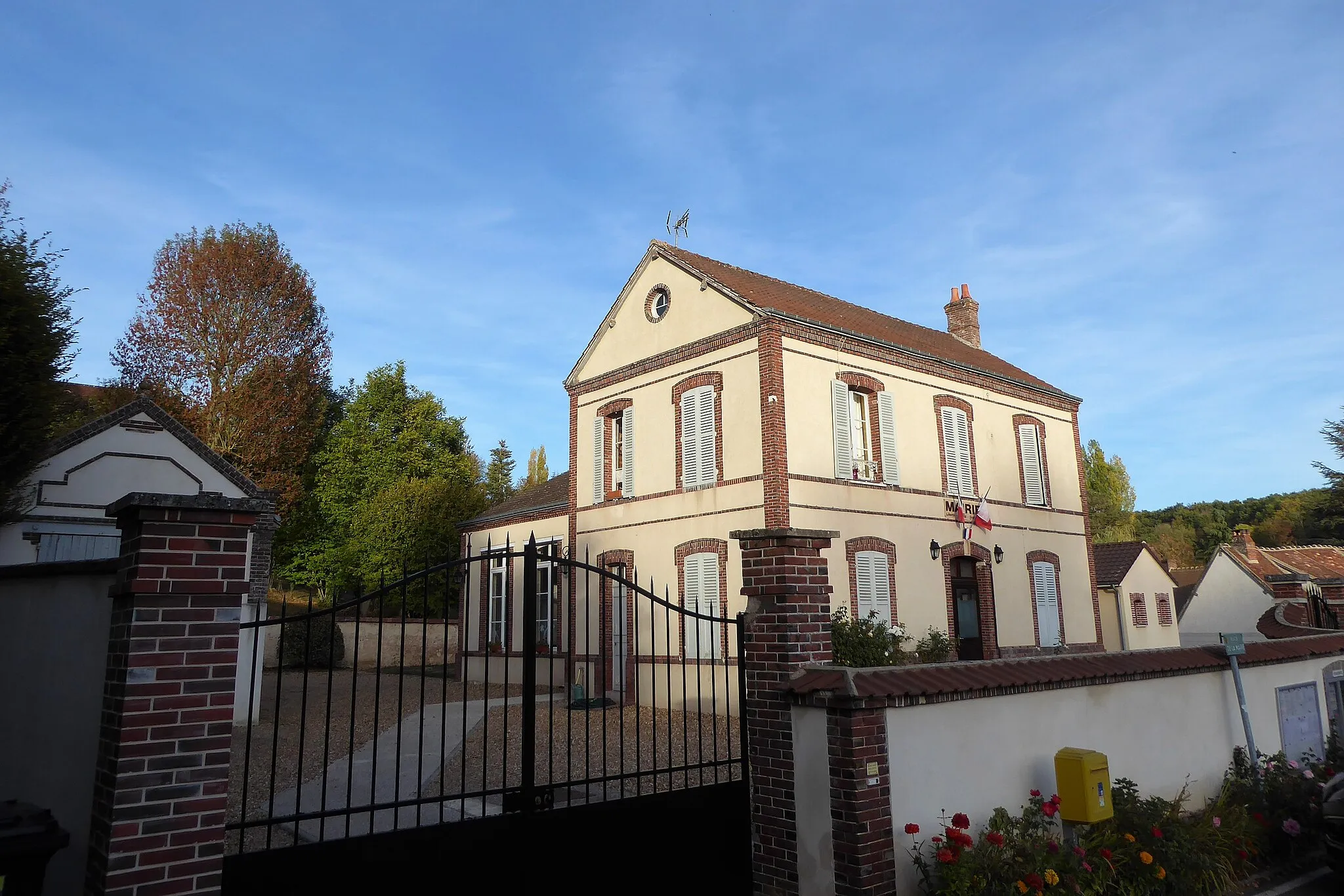 Photo showing: mairie de Bréchamps, Eure-et-Loir, France.