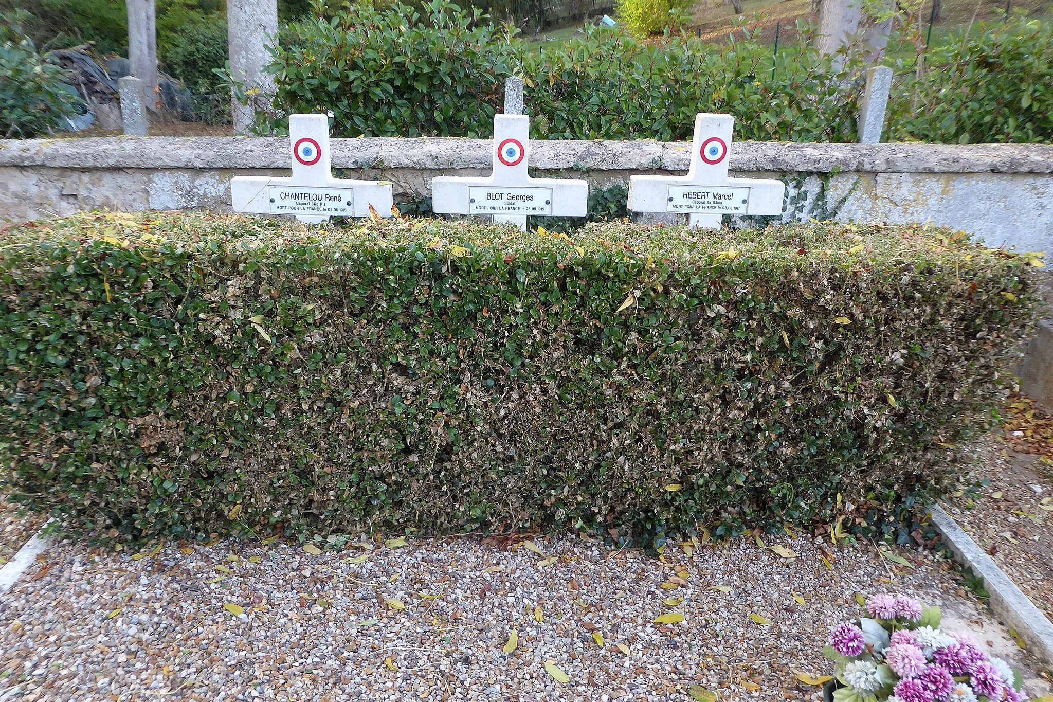 Photo showing: trois sépultures de "Morts pour la France" lors de la guerre de 1914-1918, cimetière de Bréchamps, Eure-et-Loir, France.