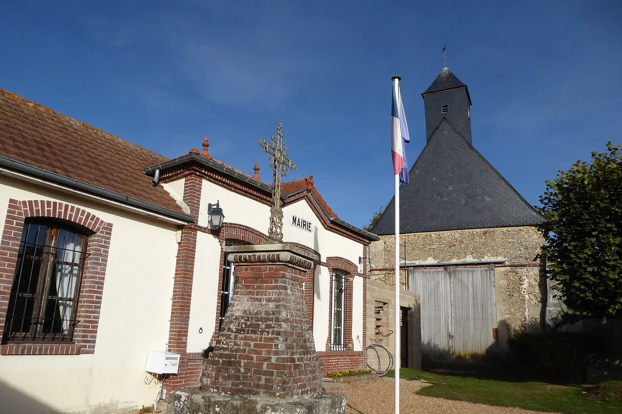 Photo showing: mairie et église Saint-Martin des Pinthières, Eure-et-Loir, France.