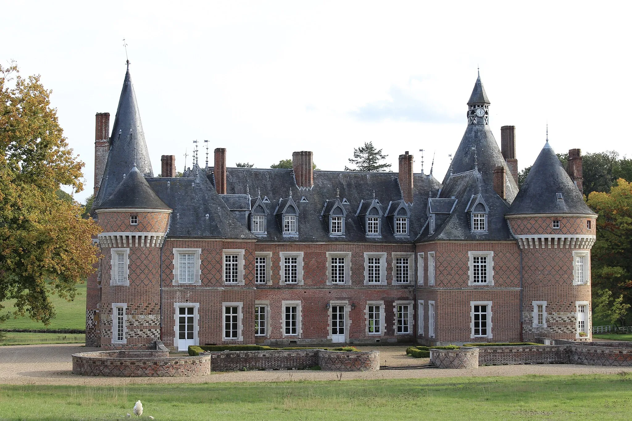 Photo showing: Le château de Maillebois, façade nord, restes des soubassements des tours médiévales