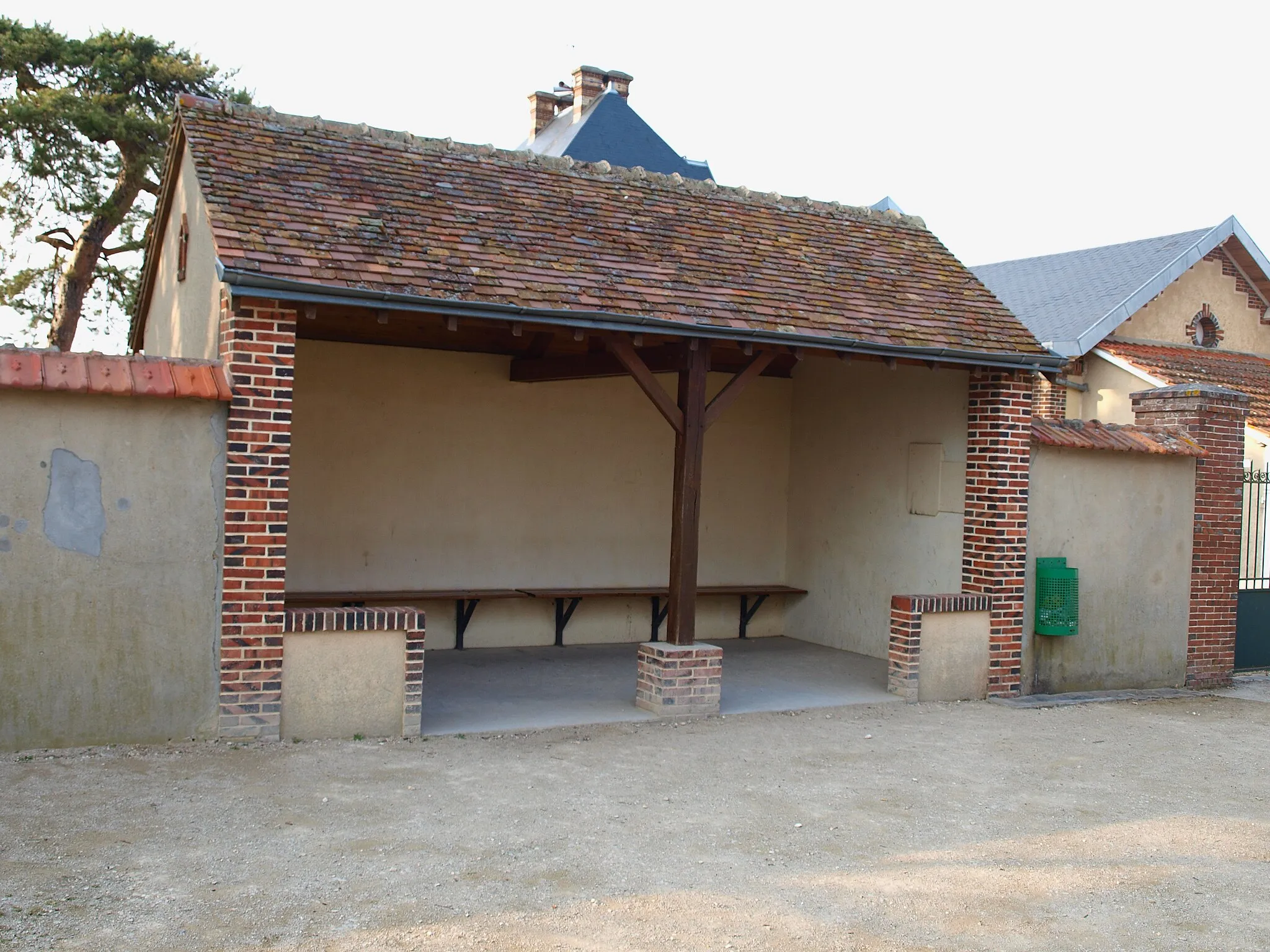 Photo showing: Saint-Laurent-la-Gâtine (Eure-et-Loir , France) ; Boissy ; l'abribus de l'école