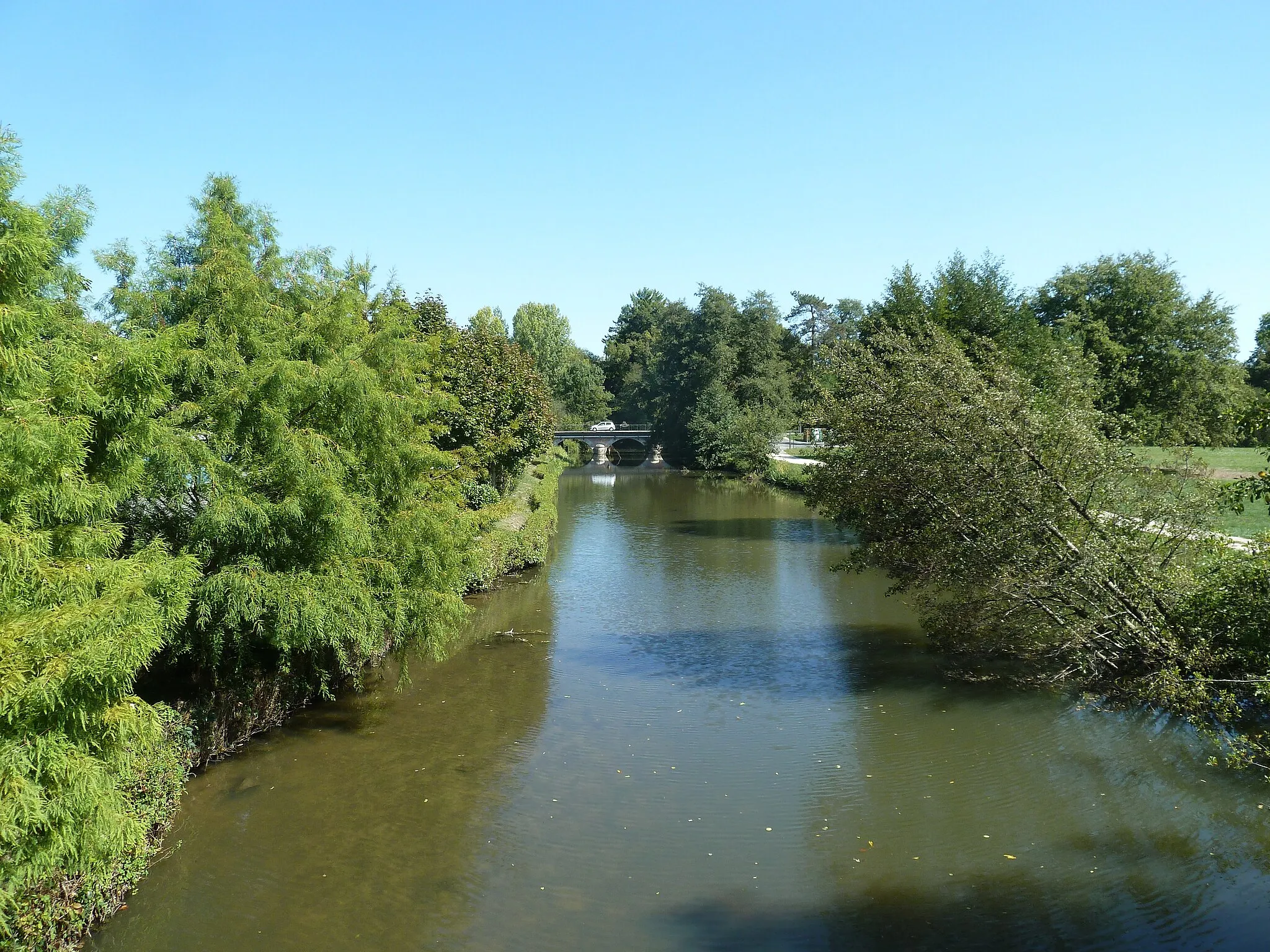 Photo showing: Les berges de la Tharonne à Neung-sur-Beuvron, Loir-et-Cher, France