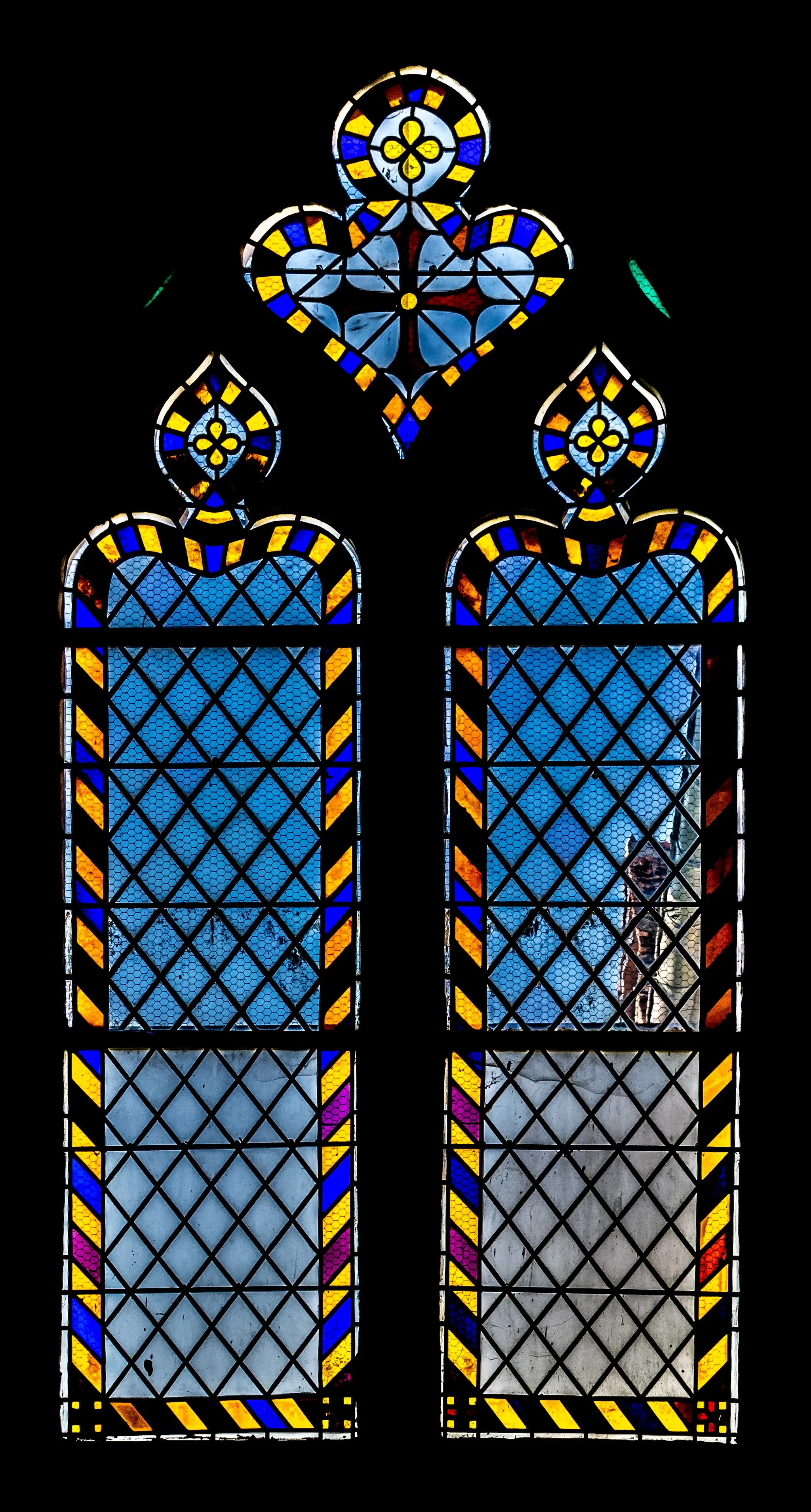 Photo showing: Stained-glass window of the Saint Peter church of Ouchamps, Loir-et-Cher, France