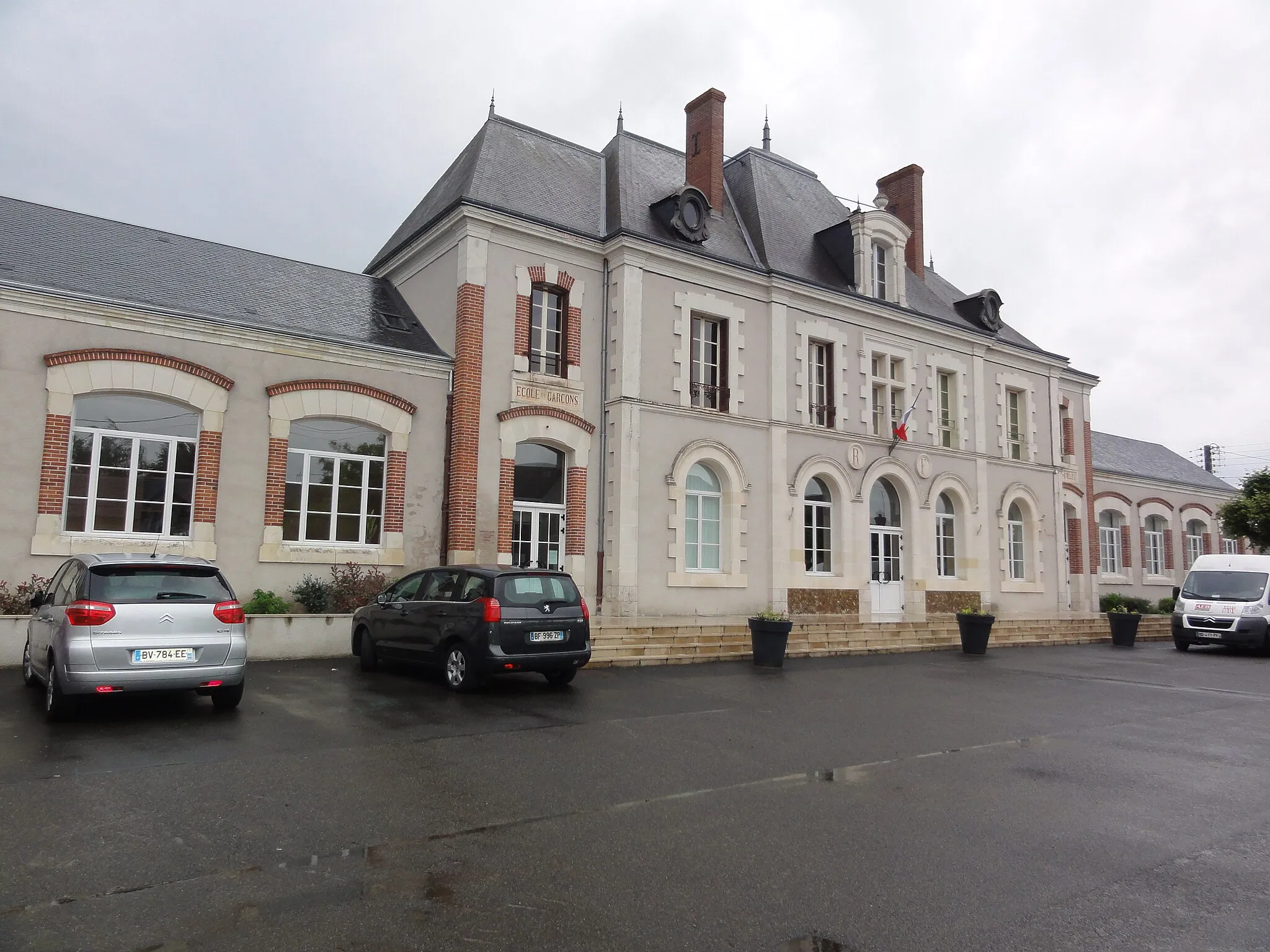 Photo showing: Saint-Claude-de-Diray (Loir-et-Cher) Mairie-écoles
