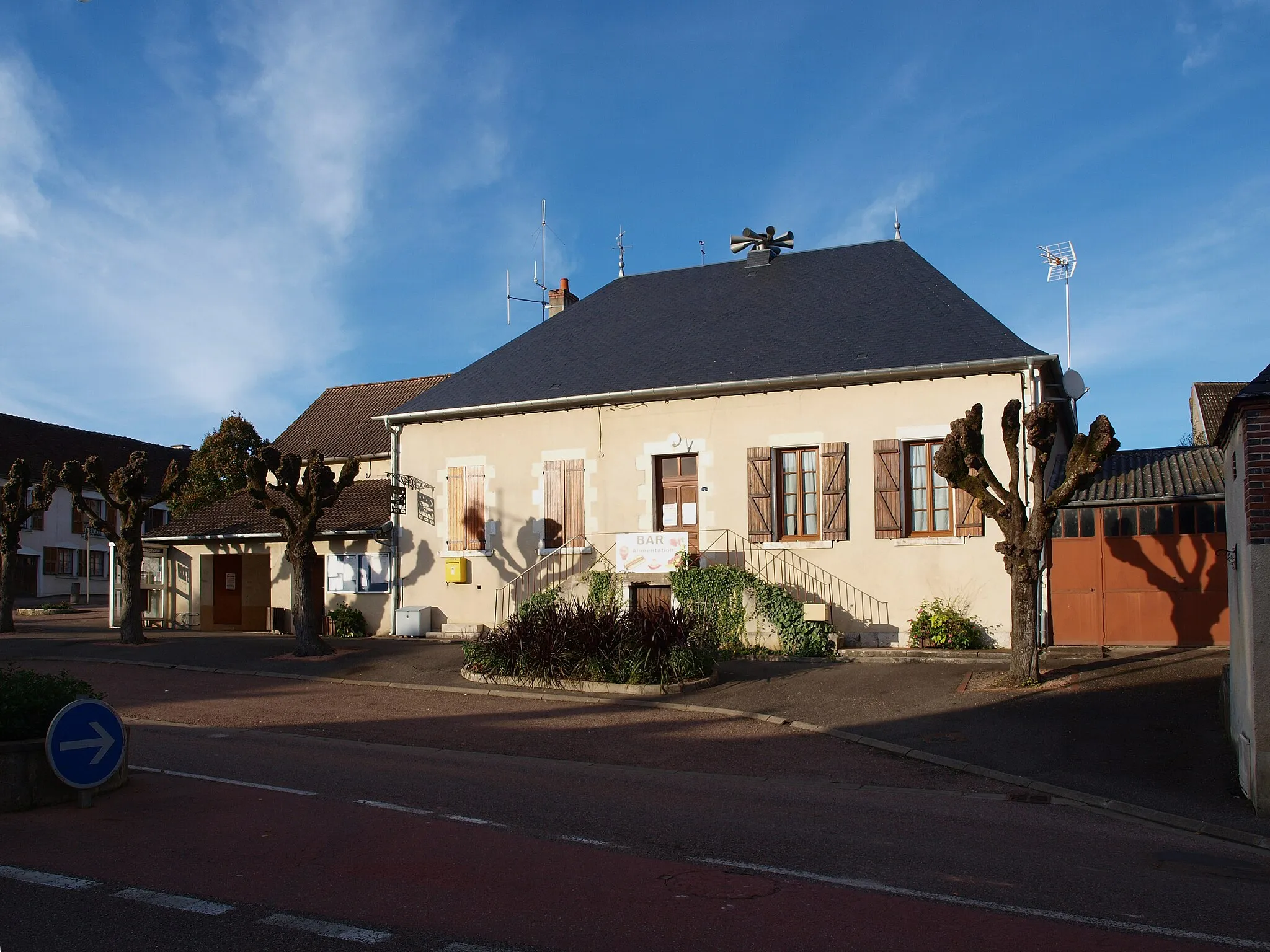 Photo showing: Arquian (Nièvre, France) ; ancienne poste, aujourd'hui commerce