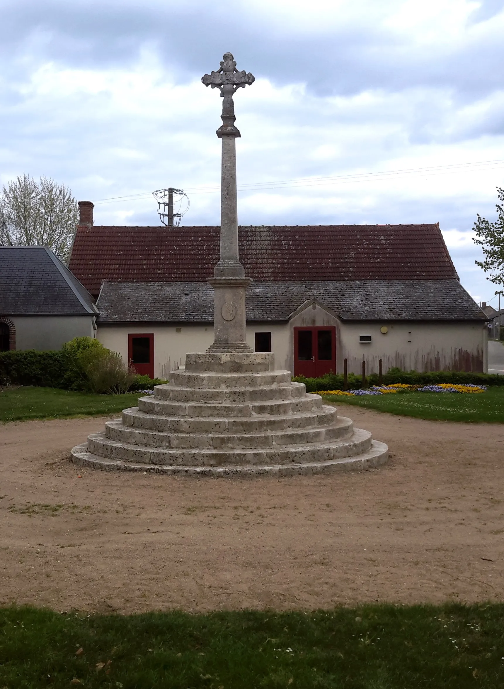 Photo showing: Calvaire, place de l'église, Chapelon, Loiret, France.