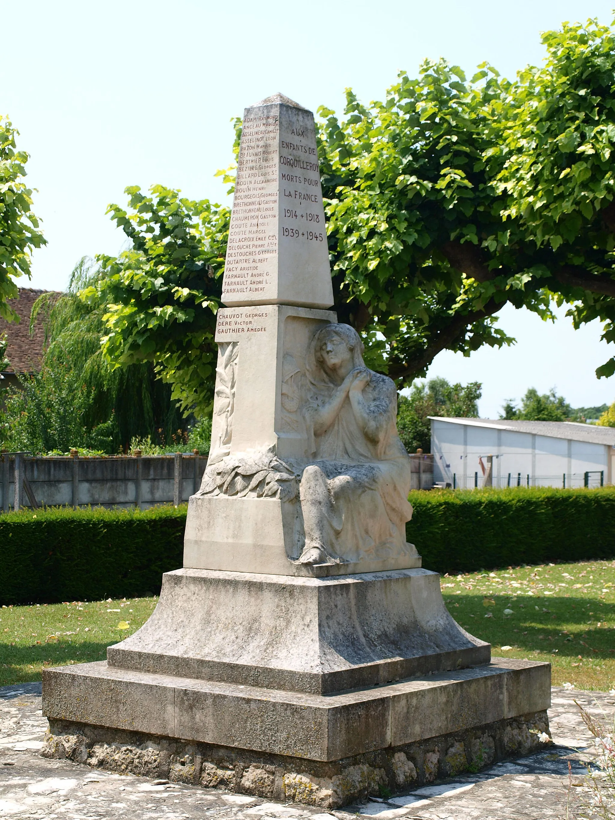 Photo showing: Corquilleroy (Loiret, France) ; le bourg : monument aux morts.