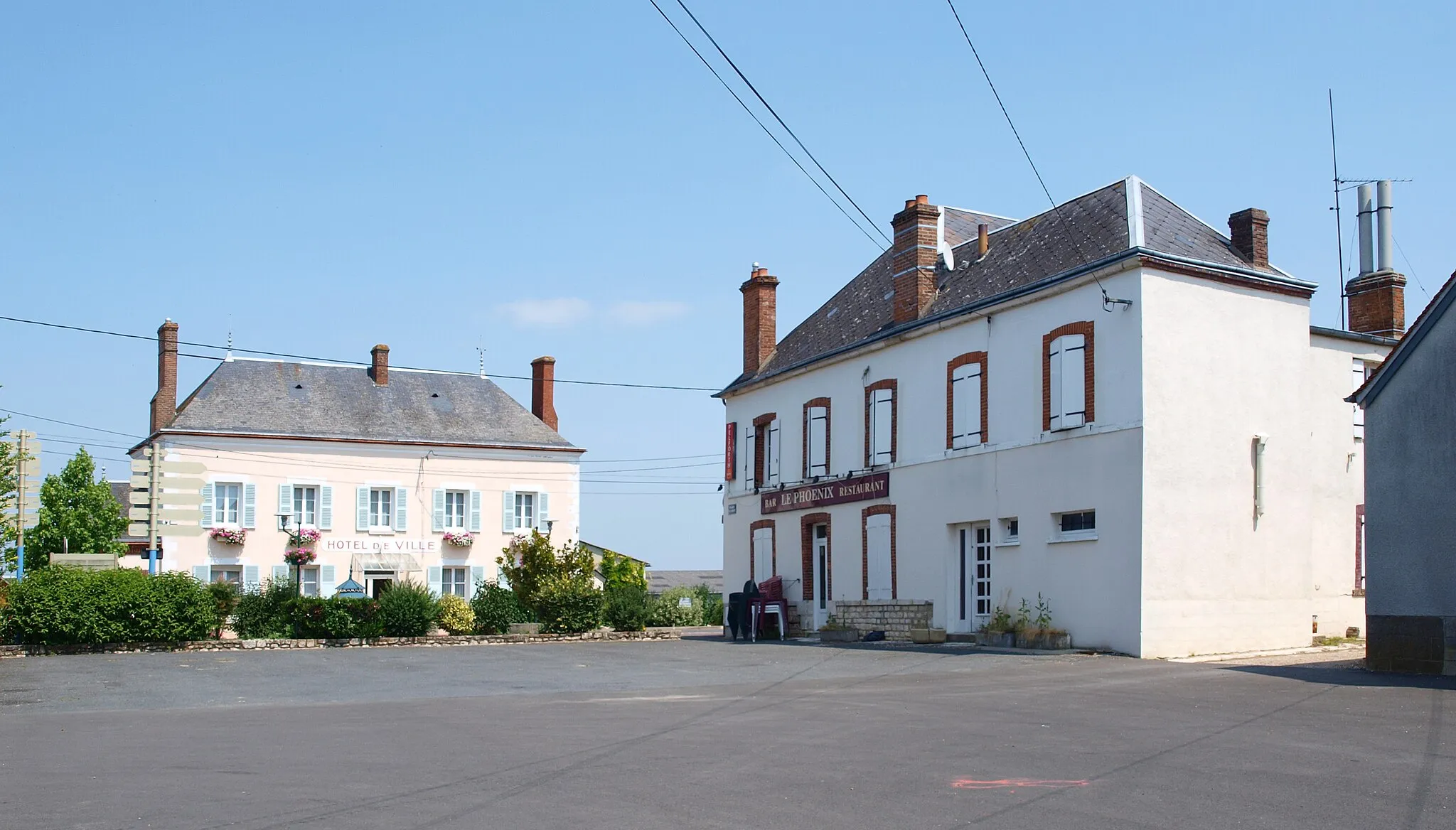 Photo showing: Corquilleroy (Loiret, France) ; le bourg : le restaurant & la mairie.