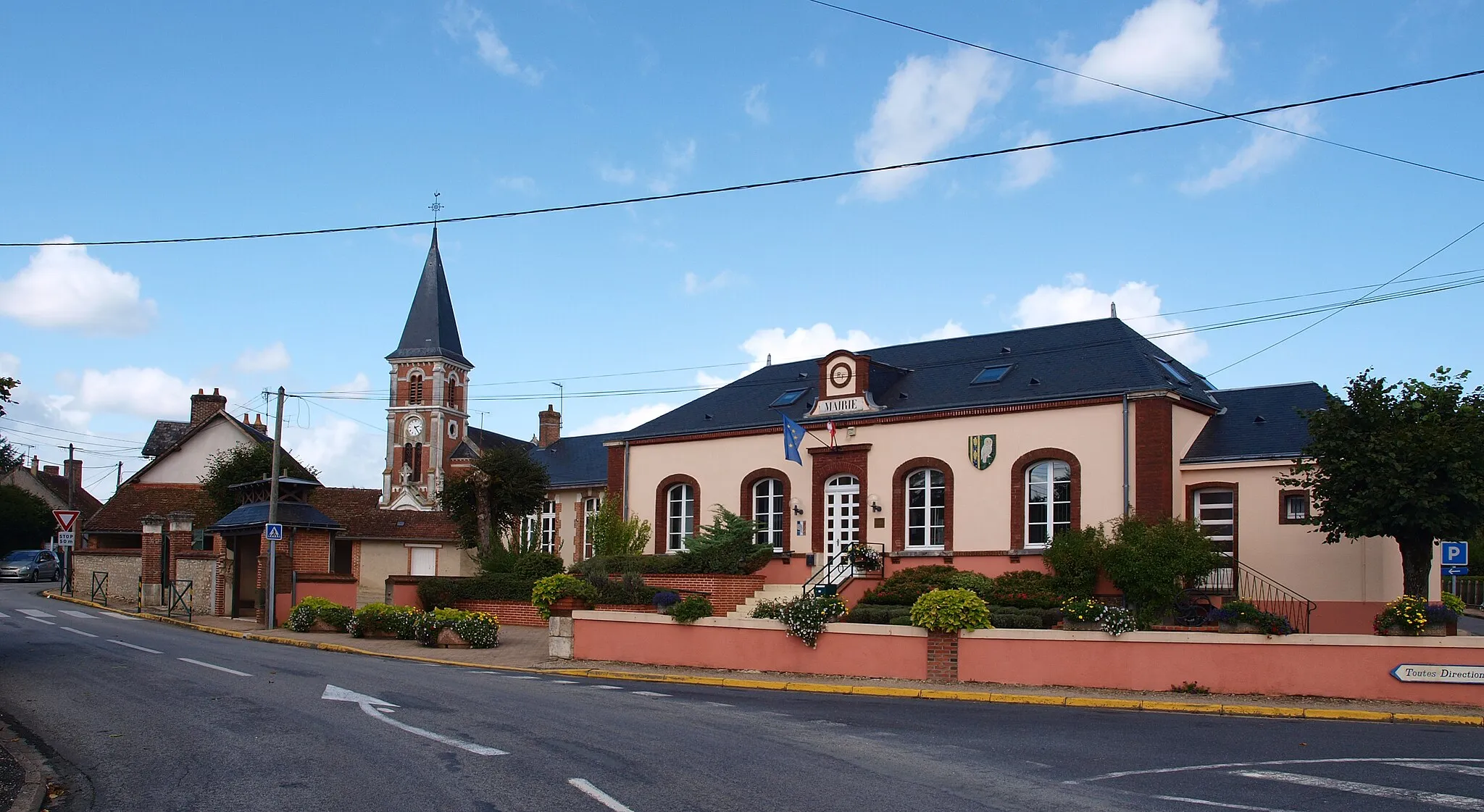 Photo showing: Les Choux (Loiret, France) ; mairie &, au loin, le clocher.