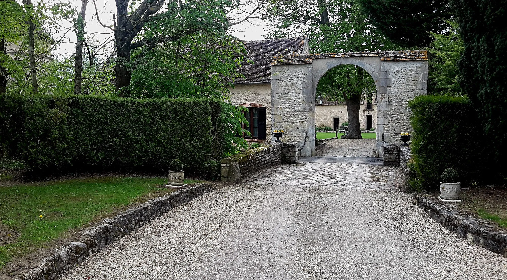 Photo showing: Entrée du parc du château de la Planchette (XIIème siècle)