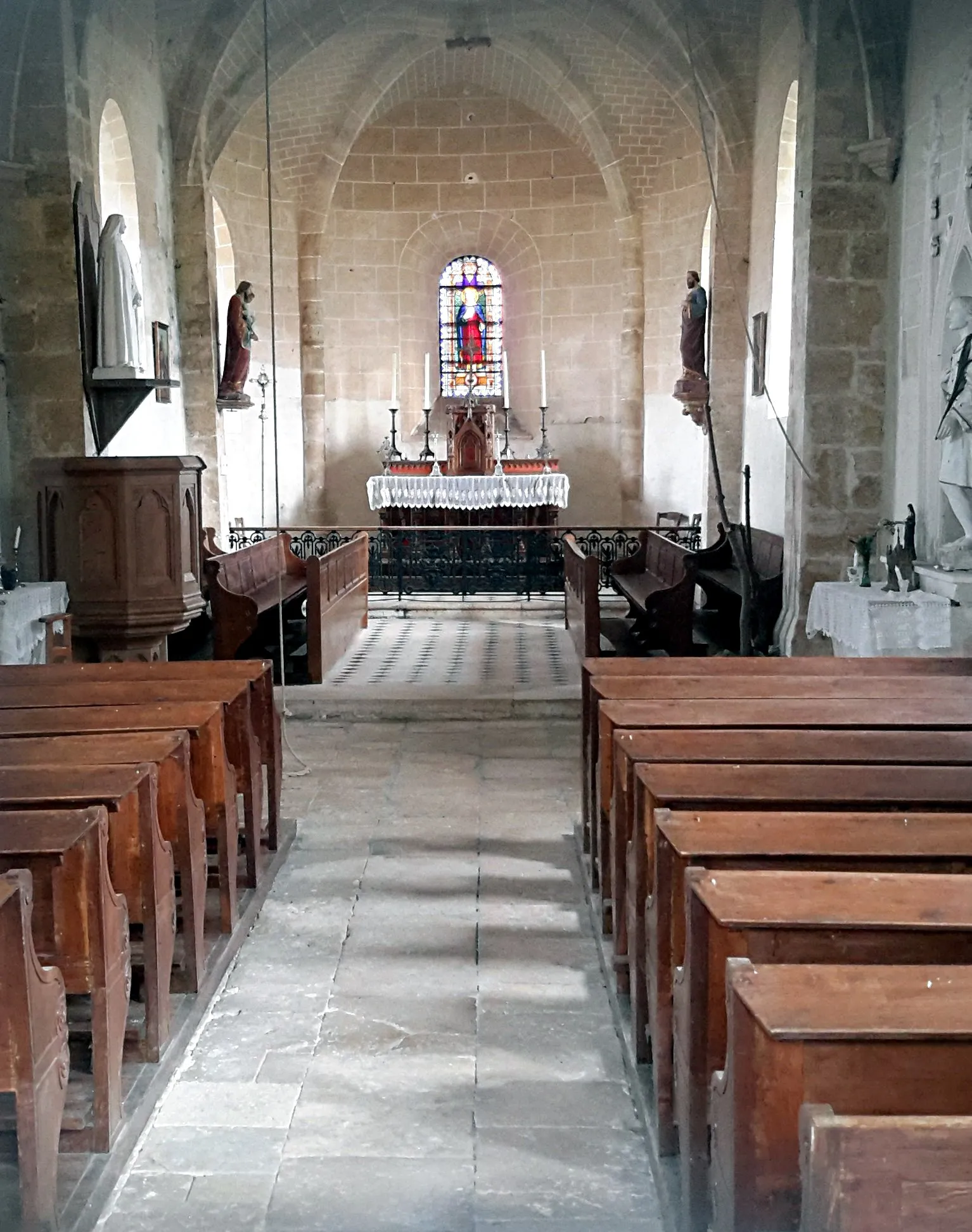 Photo showing: Nef de l'église de la Sainte Trinité, Mignerette, Loiret, France.