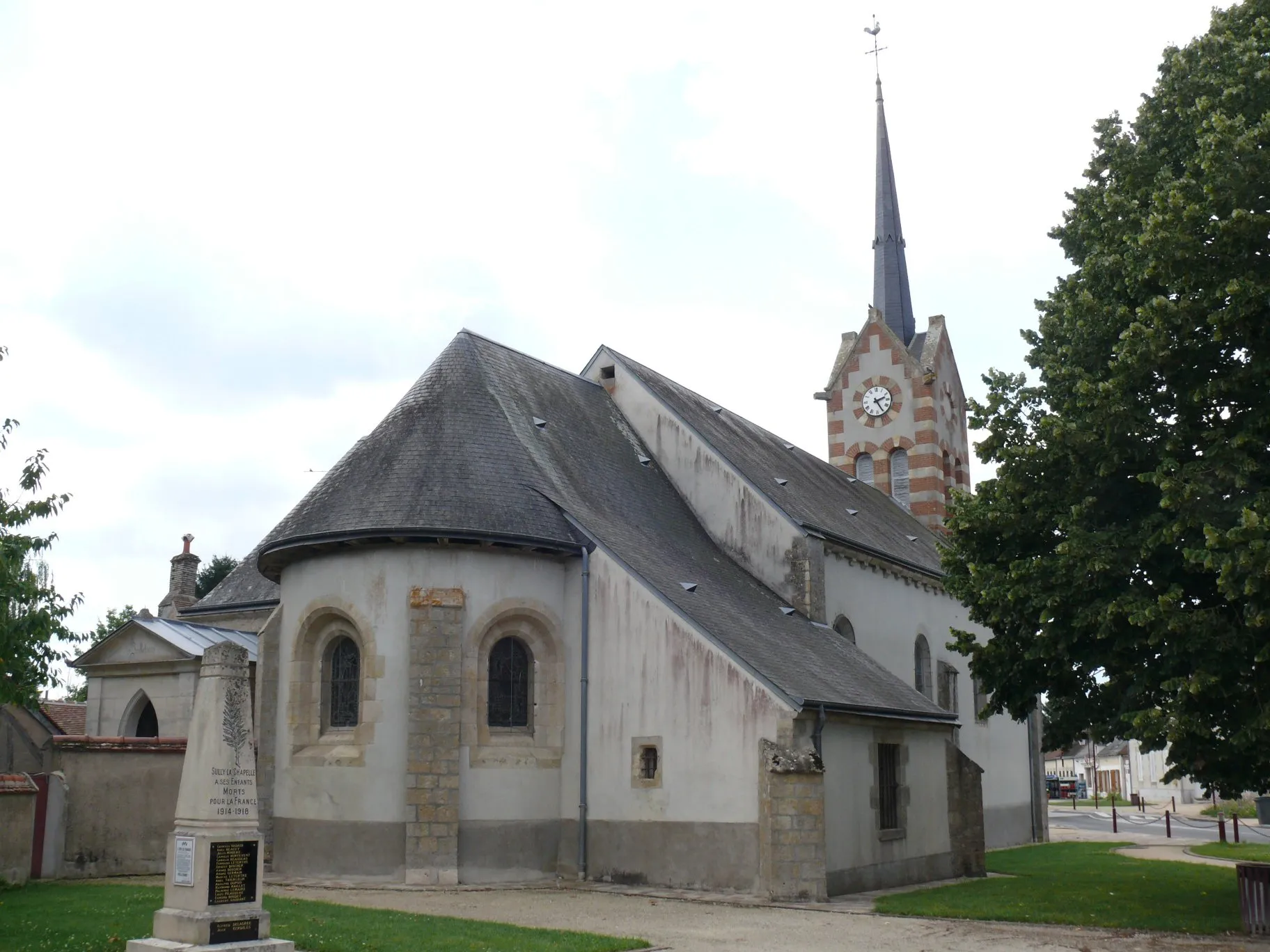 Photo showing: Saint-Sulpice's church of Sully-la-Chapelle (Loiret, Centre-Val de Loire, France).