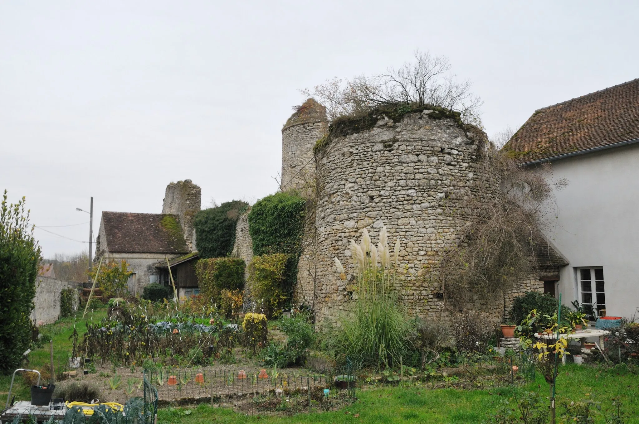 Photo showing: Château (ancien prieuré) de La Neuville-sur-Essonne, Loiret, France