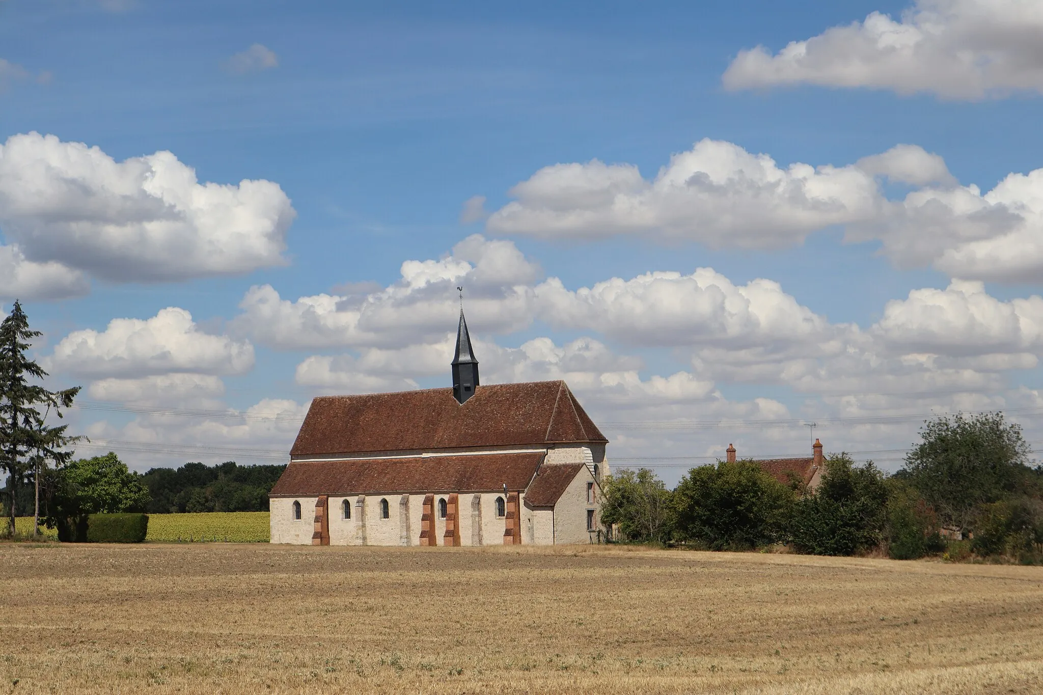 Photo showing: Flanc sud de l'église Notre-Dame de Montliard (45).
