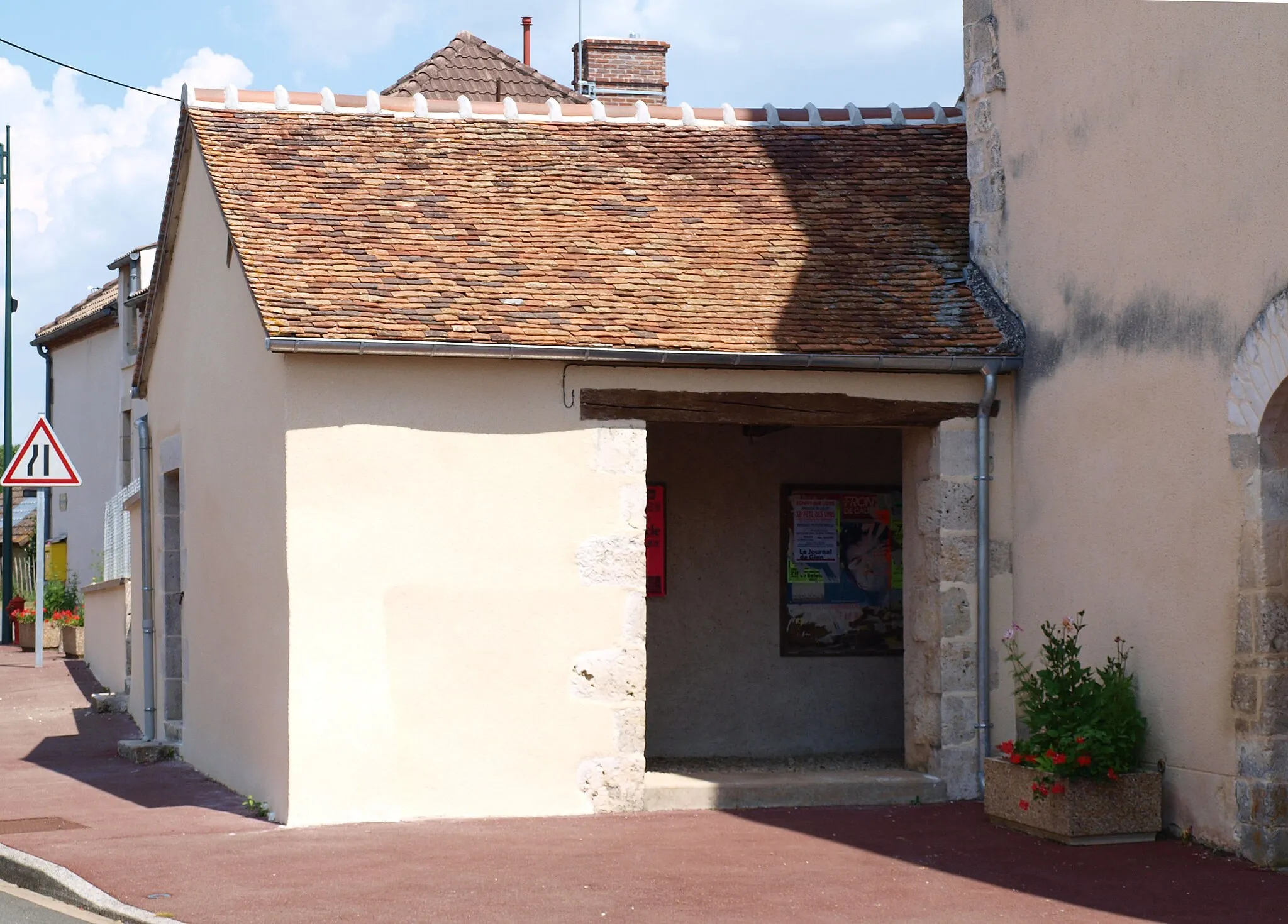 Photo showing: Batilly-en-Puisaye (Loiret, France) ; abribus de l'église.