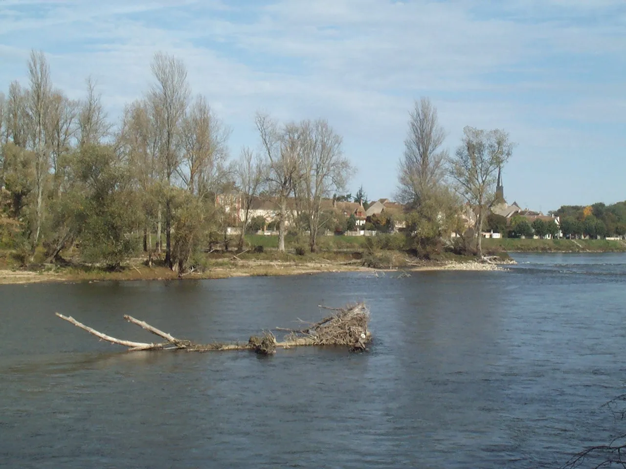 Photo showing: Vue d'Ousson depuis la rive opposée de la Loire