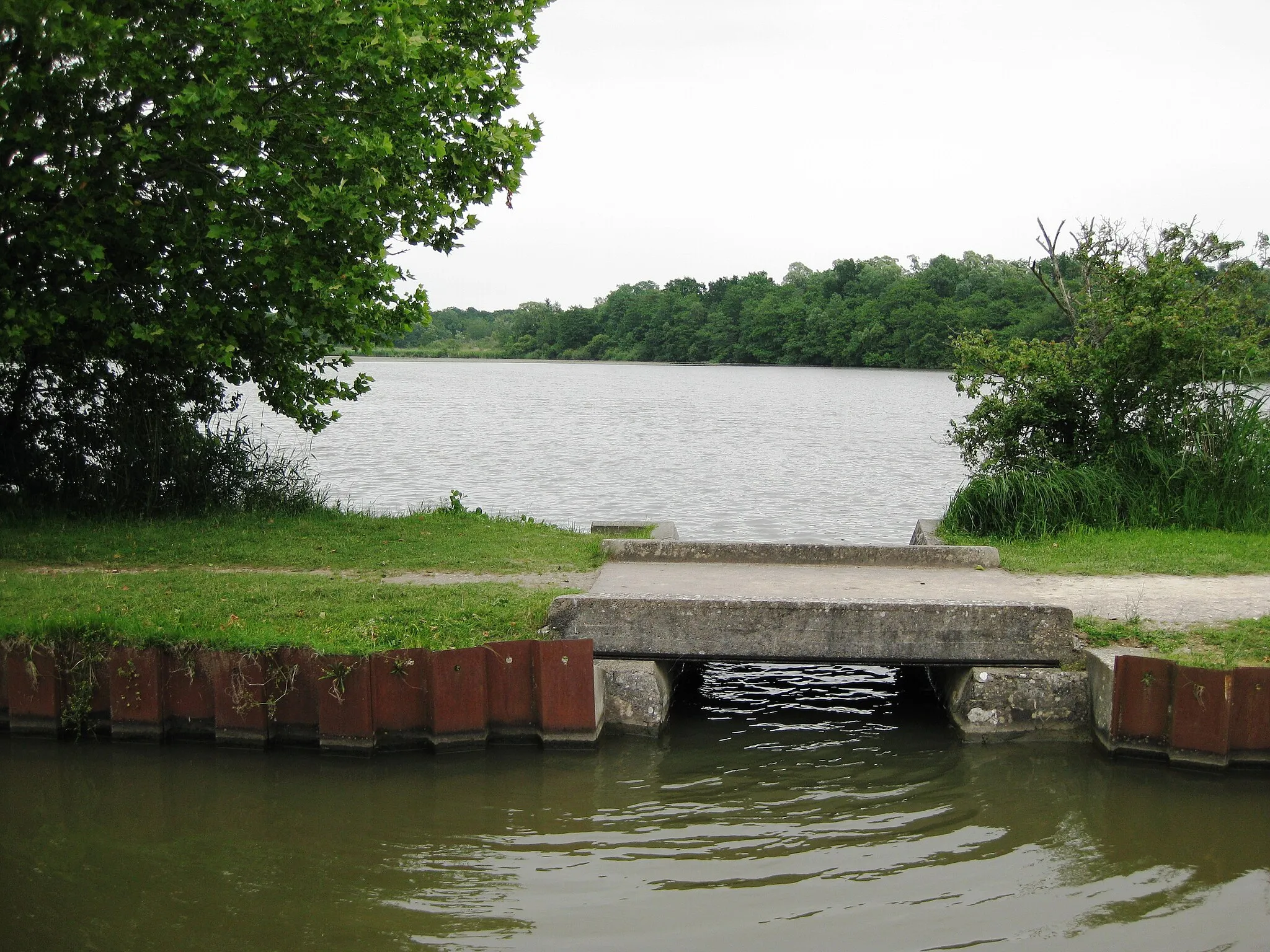 Photo showing: Canal de Briare shown along with étang de la Gazonne with water connection between the two, 100 m north of lock n° 12 ("écluse de la Gazonne"). Looking east.