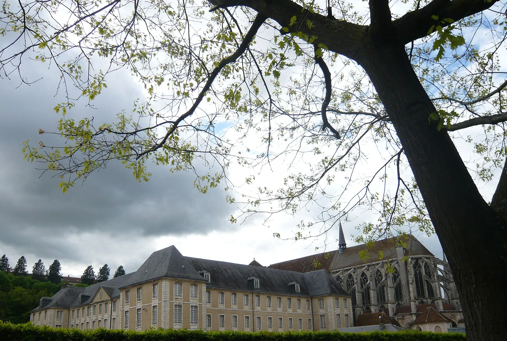 Photo showing: Abbaye de Saint-Père-en-Vallée, actuelle annexe du lycée Marceau, Chartres, Eure-et-Loir (France ).
En arrière-plan, l'église Saint-Pierre.