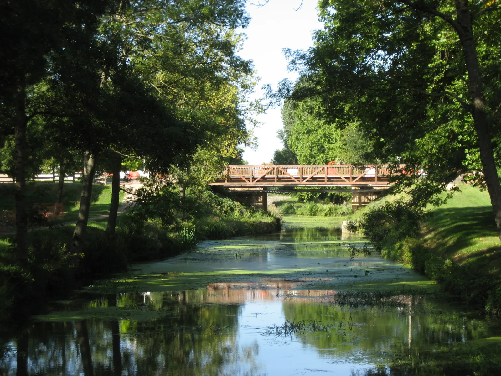 Photo showing: Canal d'Orléans, bridge near écluse Sainte Catherine, Pannes, France