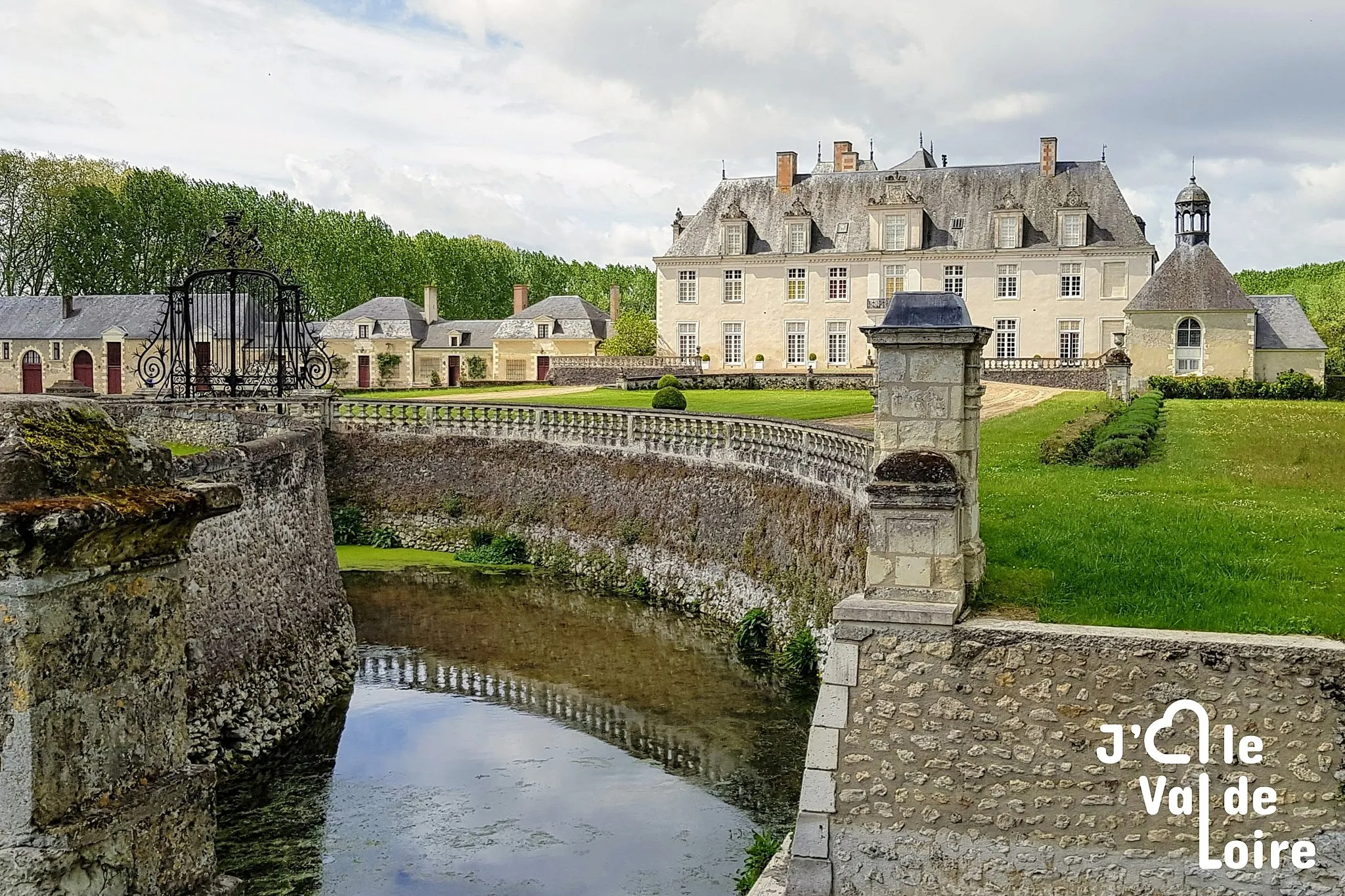 Photo showing: Vue du château de Champchevrier depuis l'entrée du parc