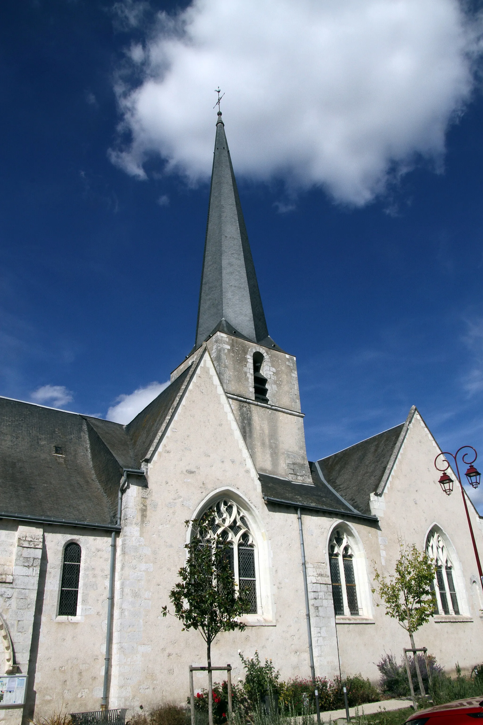 Photo showing: Vue général de l'extérieur de l'église Saint-Aignan XIIe de Cour-Cheverny