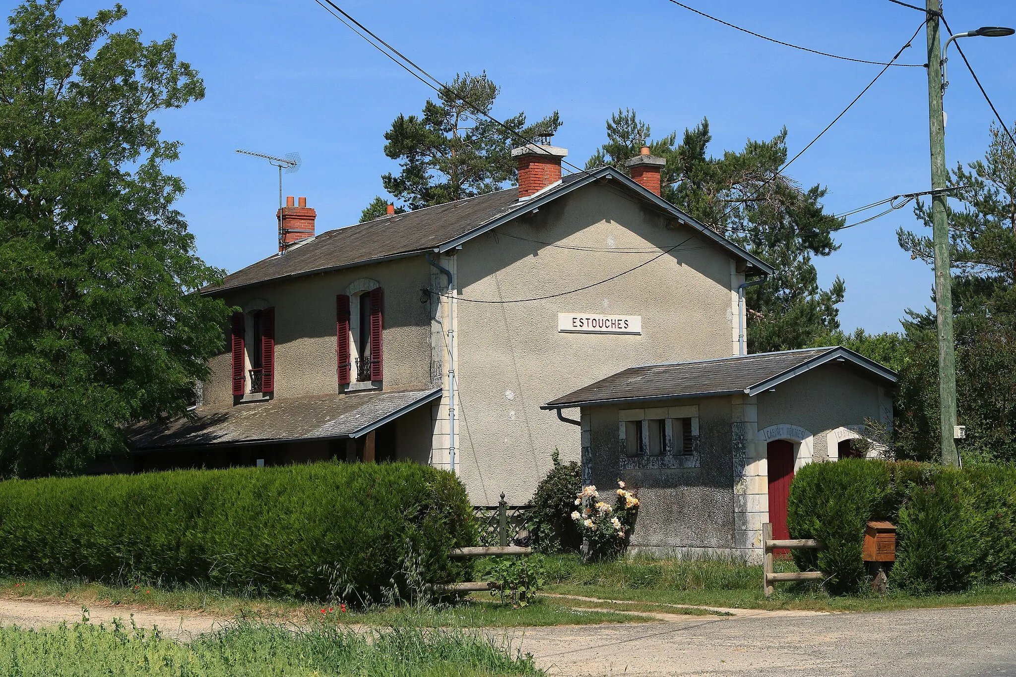 Photo showing: Ancien bâtiment voyageurs de la gare d'Estouches.