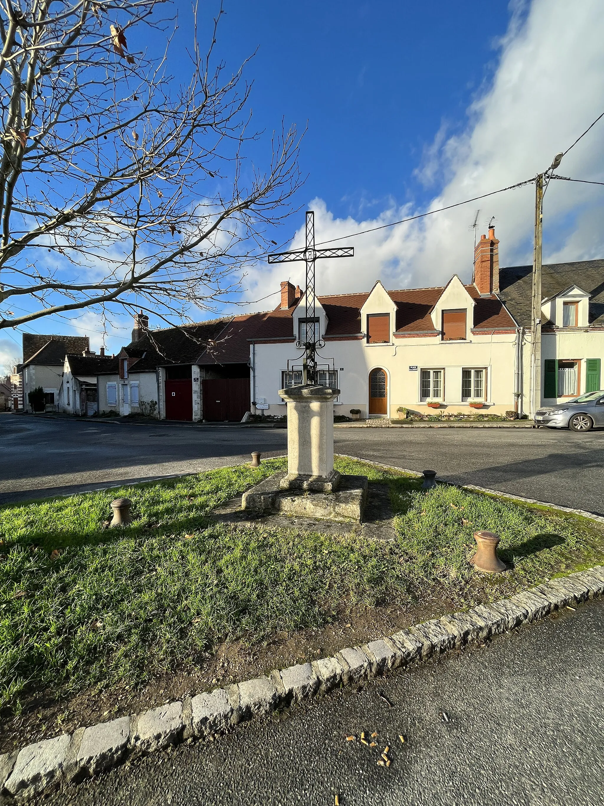 Photo showing: Croix au centre du village de Saint-Gondon (janvier 2023).