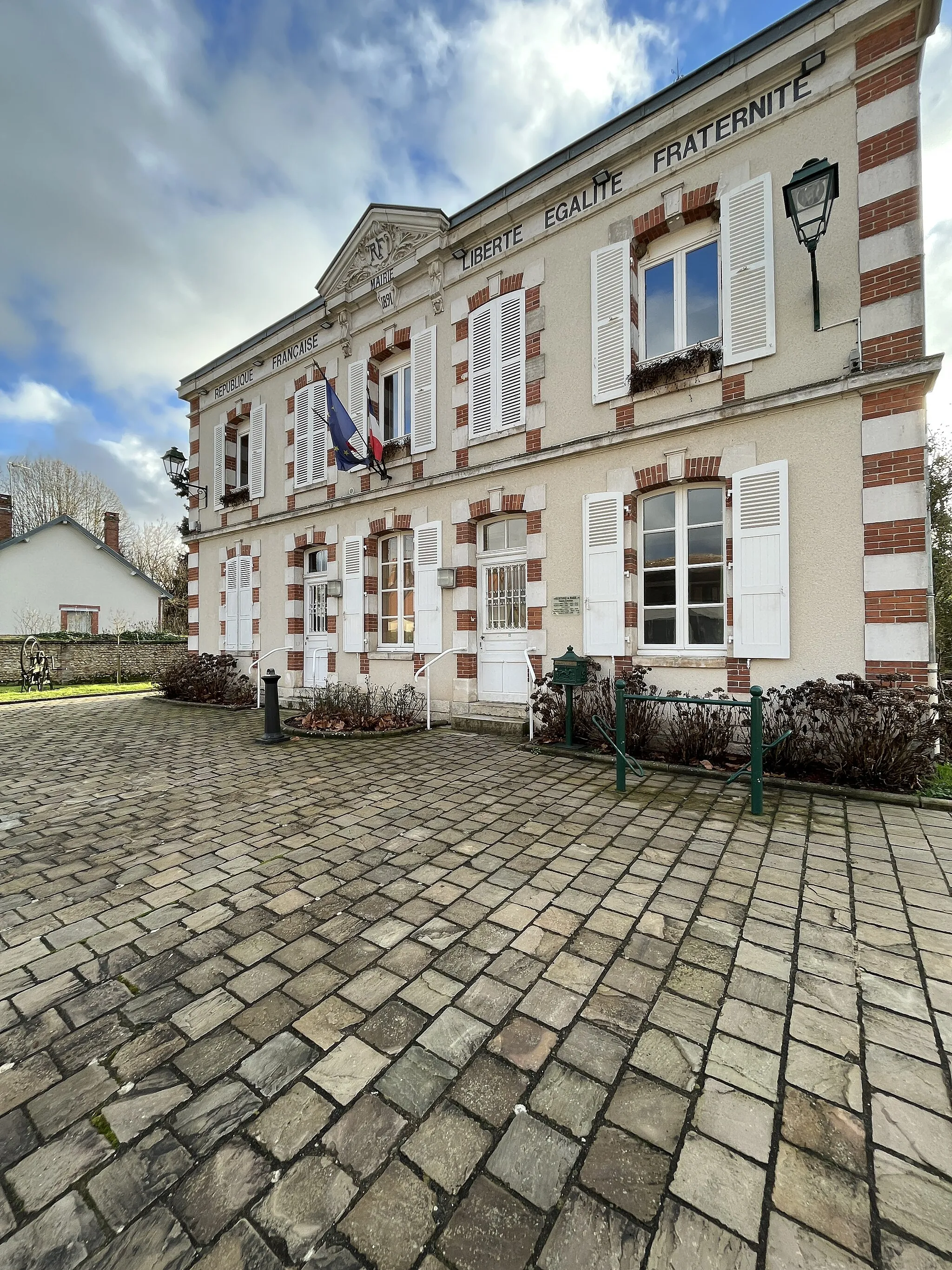 Photo showing: Mairie de Saint-Gondon (Loiret) en janvier 2023.