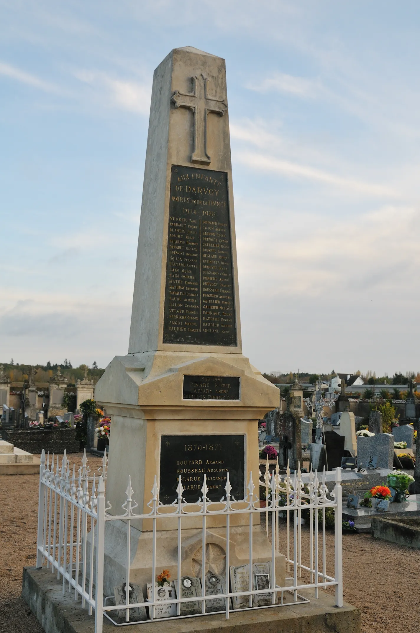 Photo showing: Monument aux morts et cimetière, Darvoy, Loiret, France