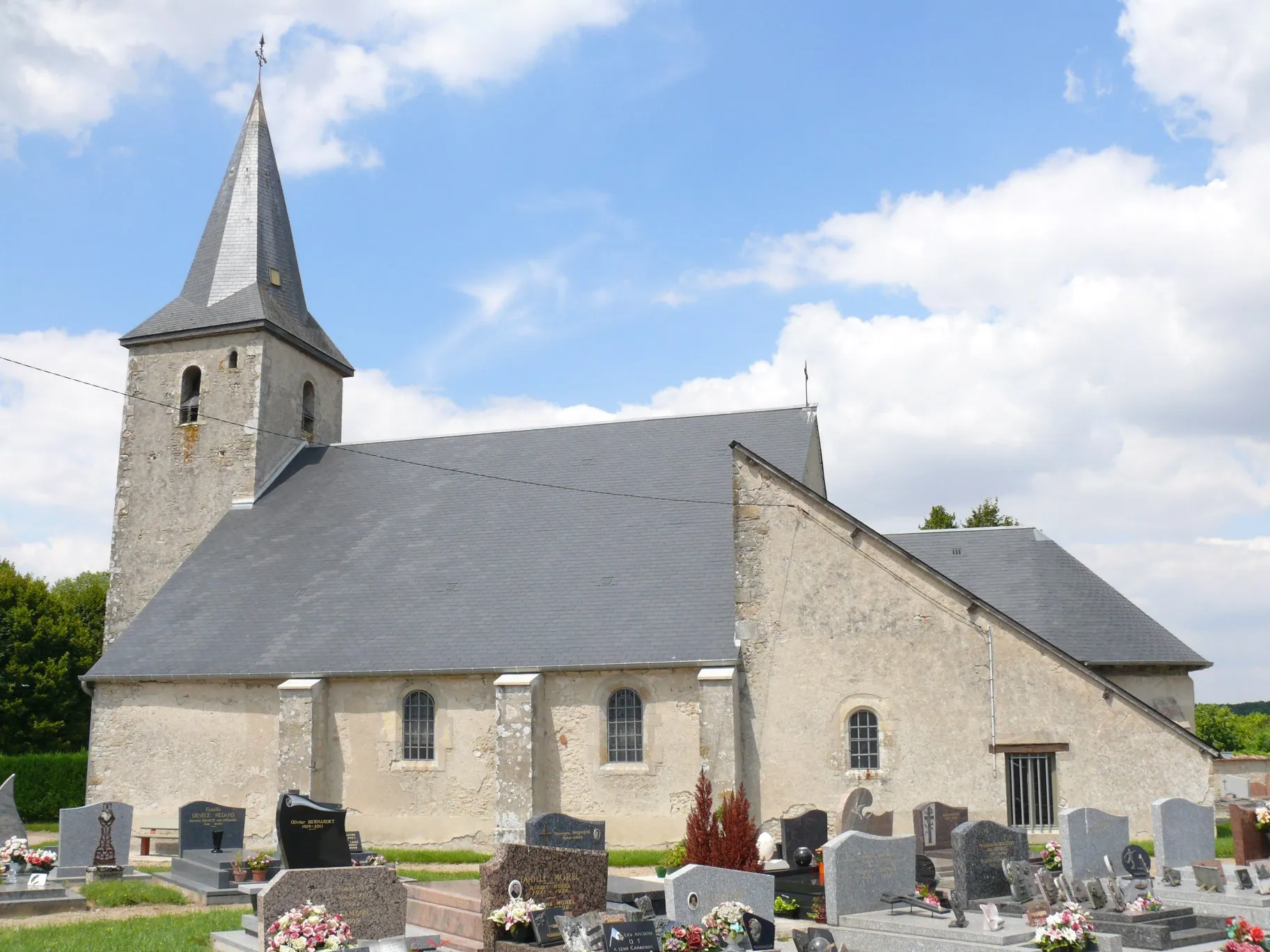 Photo showing: Saint-Prix-and-Saint-Loup's church of Courcy-aux-Loges (Loiret, Centre-Val de Loire, France).