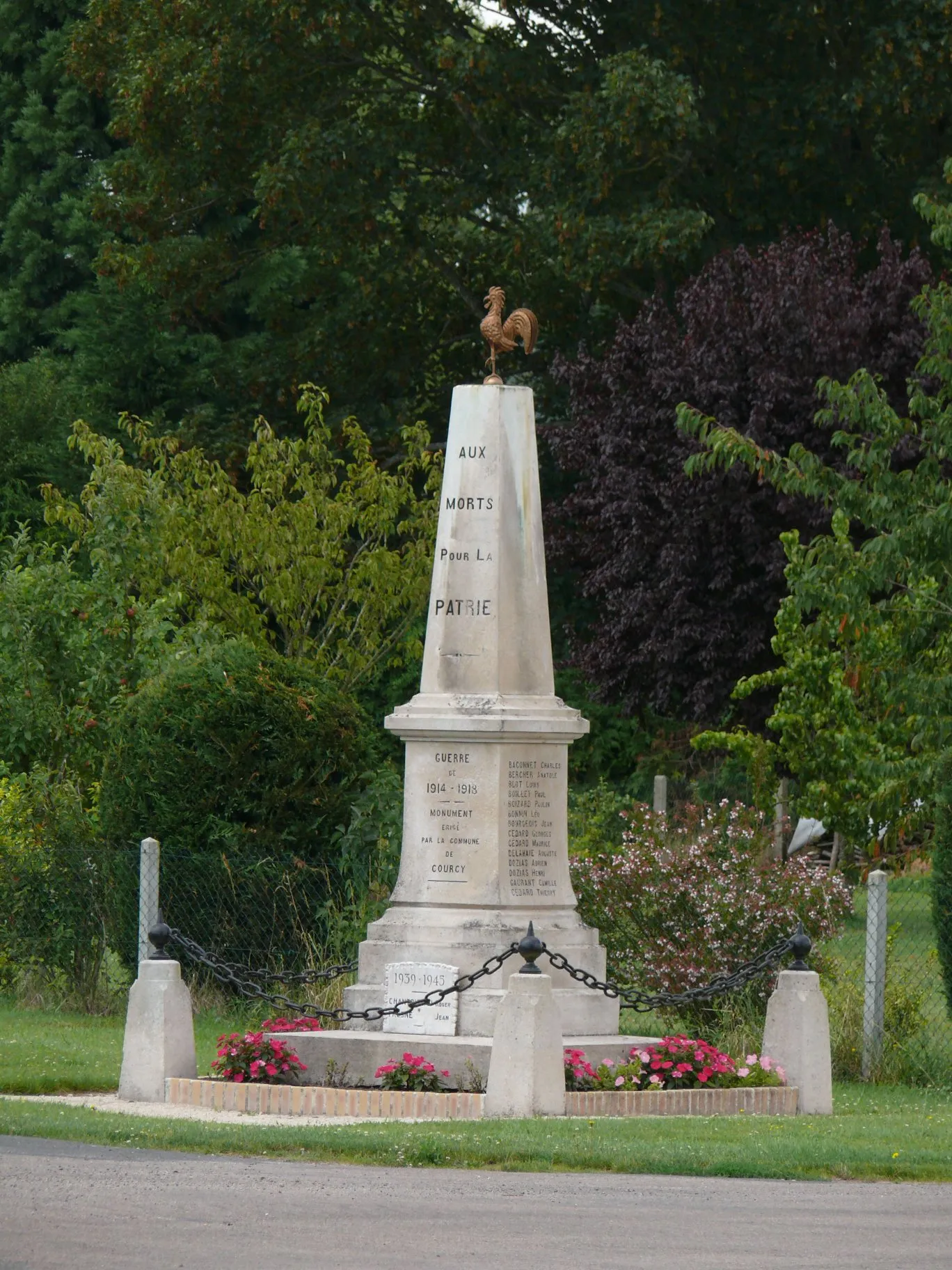 Photo showing: The war memorial of Courcy-aux-Loges (Loiret, Centre-Val de Loire, France).
