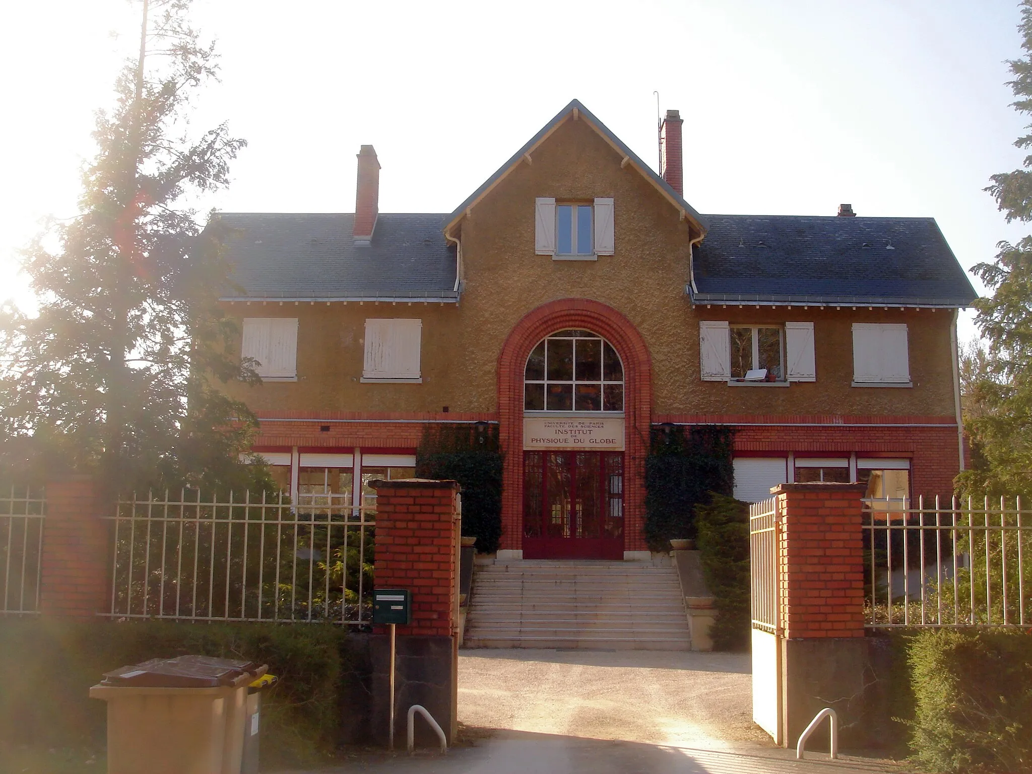 Photo showing: L'observatoire magnétique national de Chambon-la-Forêt dans la forêt d'Orléans dépendant de l'institut de physique du globe de Paris de l'université de Paris VI, Loiret, Centre, France