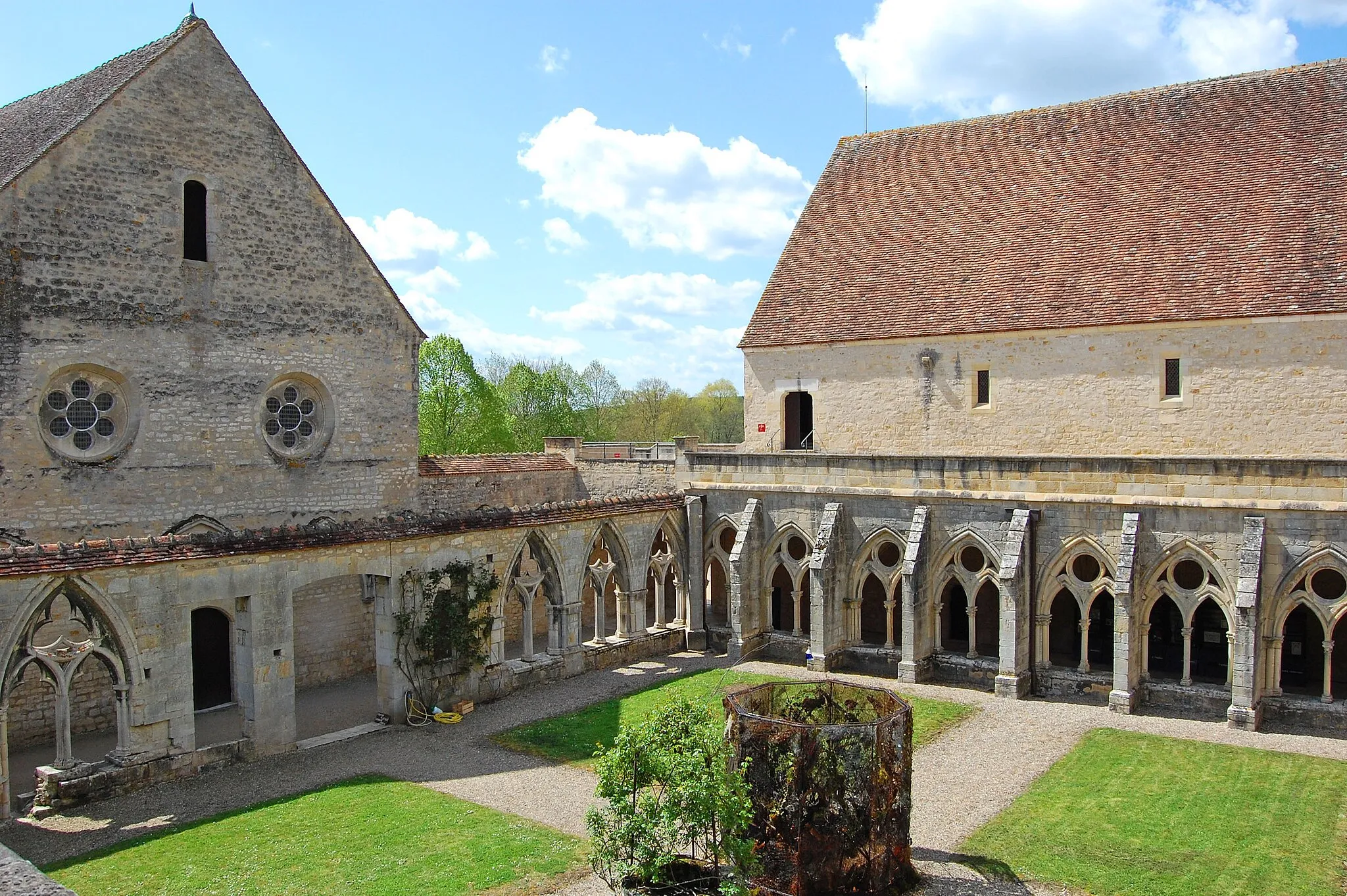 Photo showing: Cloister of the Noirlac Abbey in Cher department of France