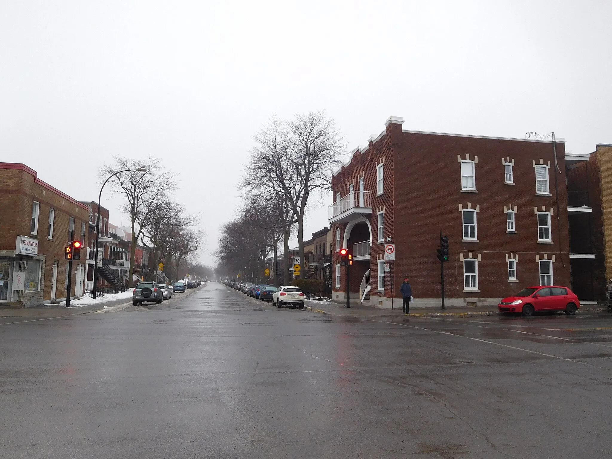 Photo showing: Intersection de la rue De Saint-Vallier et du boulevard Rosemont, Montréal À droite, en brique brune et ouvertures blanches : sixplex, 5801-5811, rue De Saint-Vallier, construit en 1924

imtl.org