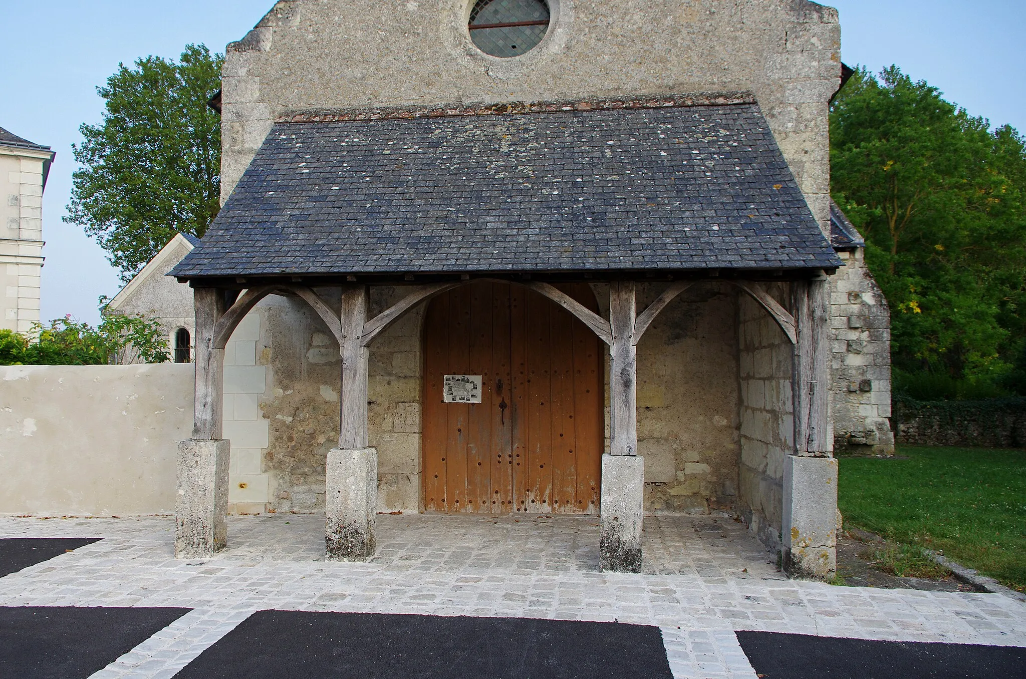 Photo showing: L’église Saint-Quentin- des-Prés
Très souvent envahi par les crues du Cher, le bourg s’est développé plus au nord, laissant l’église isolée des habitations. A l’origine simple chapelle de halte sur le cheminde Saint-Jacques-de-Compostelle, l’église Saint-Quentin-des-Prés constitue un très bel exemple de l’art roman du XIIe s, de conception simple et harmonieuse. La nef, composée d’un unique vaisseau, est précédée d’un porche en charpente et le clocher octogonal est éclairé par d’étroites baies. A l’est, l’abside semi-circulaire, voûtée en cul-de-four, est éclairée par trois baies en plein cintre. Côté chevet, ces baies sont encadrées de colonnes à chapiteaux ouvragés ; les petits modillons qui supportent la corniche sont sculptés de motifs variés. En 1885, on restaure l’édifice et construit la sacristie. L’église est inscrite Monument Historique dès 1907 avant d’être classée en 1943. Elle abrite une pietà en pierre polychrome du XVe s., classée Monument Historique depuis 1907.

The Church of Saint Quentin des Prés
Originally a simple chapel along the way to Saint Jacques of Compostelle, this church is a good example of the Roman style of the 12th century. The town of La Croix has developed on the North side of the church to avoid floodings. It has been a listed monument since 1943.
(Extrait du document réalisé par le service patrimoine du Pays d’art et d’histoire Loire Touraine en partenariat avec les municipalités de Bléré et La Croix-en-Touraine et l’Office de Tourisme de Bléré Val de Cher.)

Le village aurait été fondé, lors de la colonisation romaine, par un certain Quintinus. Le village prit alors le nom de "Quintini".
Au fil des temps, le village devint Sanctus-Quintini-de-Prato (Saint-Quentin-des-Prés), puis Sain-Quintinus-anté-Blérium (Saint-Quentin-avant-Bléré). le village portera le nom de Saint-Quentin-près-Bléré jusque vers 1250. Le nom de Crux-de-Bleireio apparaît au XIIIème siècle, puis et La Croez-de-Bléré.

L'église gardera le nom de Saint-Quentin-des-Prés.