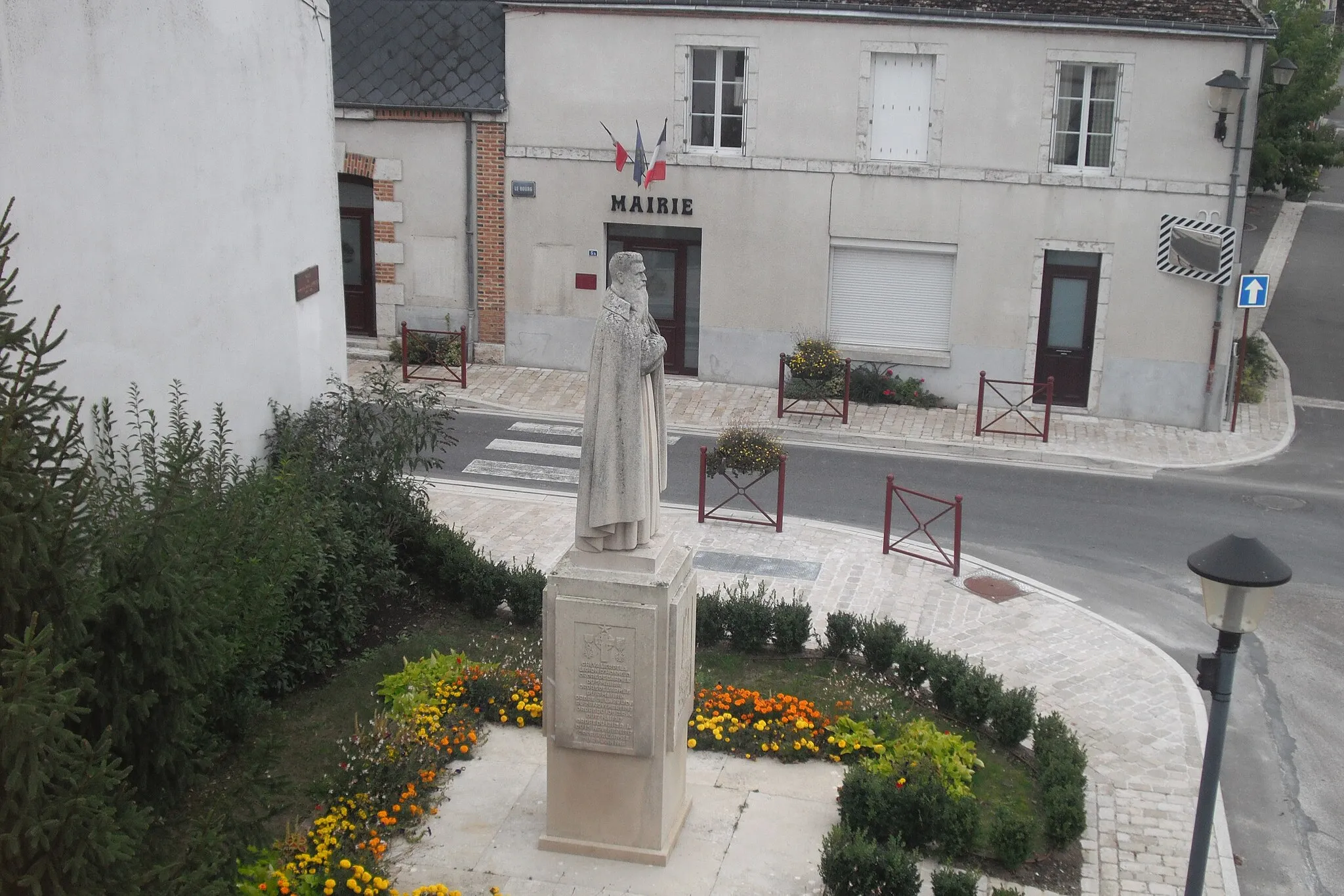 Photo showing: Statue et mairie de la Ferté St Cyr