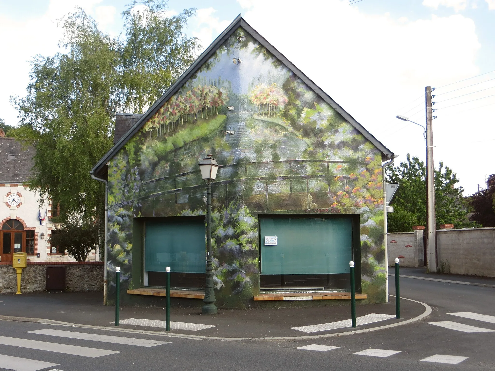 Photo showing: Un bâtiment à la façade peinte, à Molineuf, dans le Loir-et-Cher.