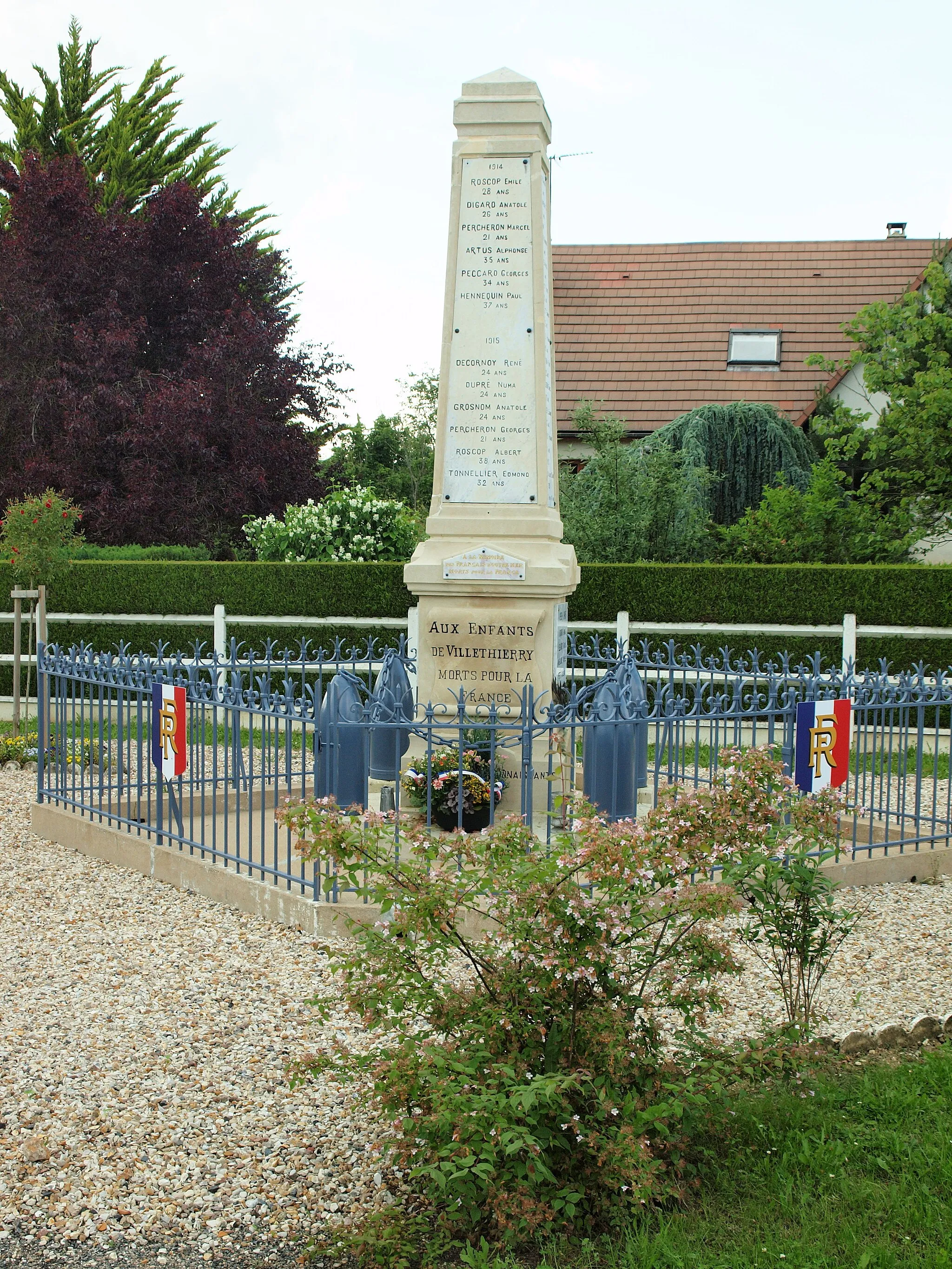 Photo showing: Monument aux morts de Villethierry (Yonne, France)